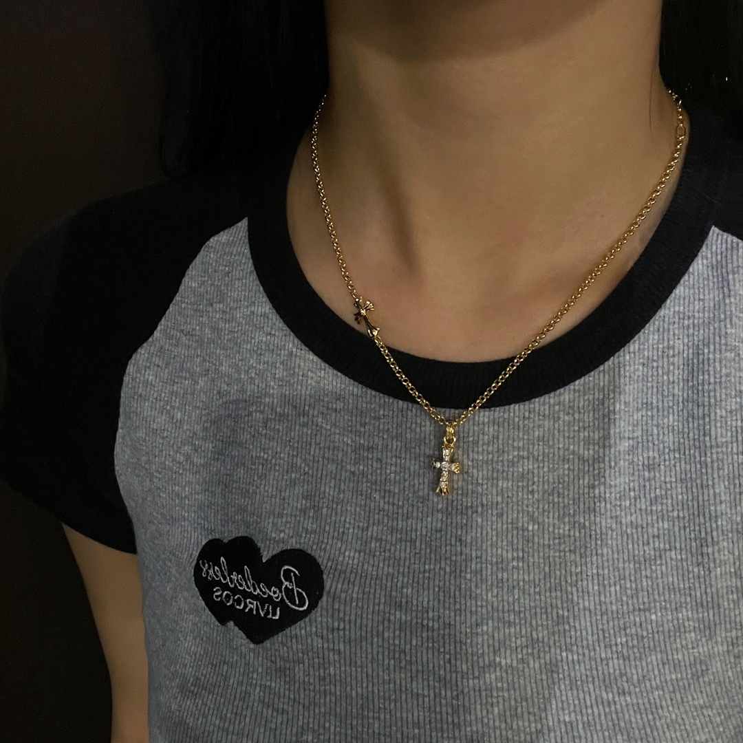 クロムハーツ 金メッキ 石を嵌めた小さな十字架ペンダント