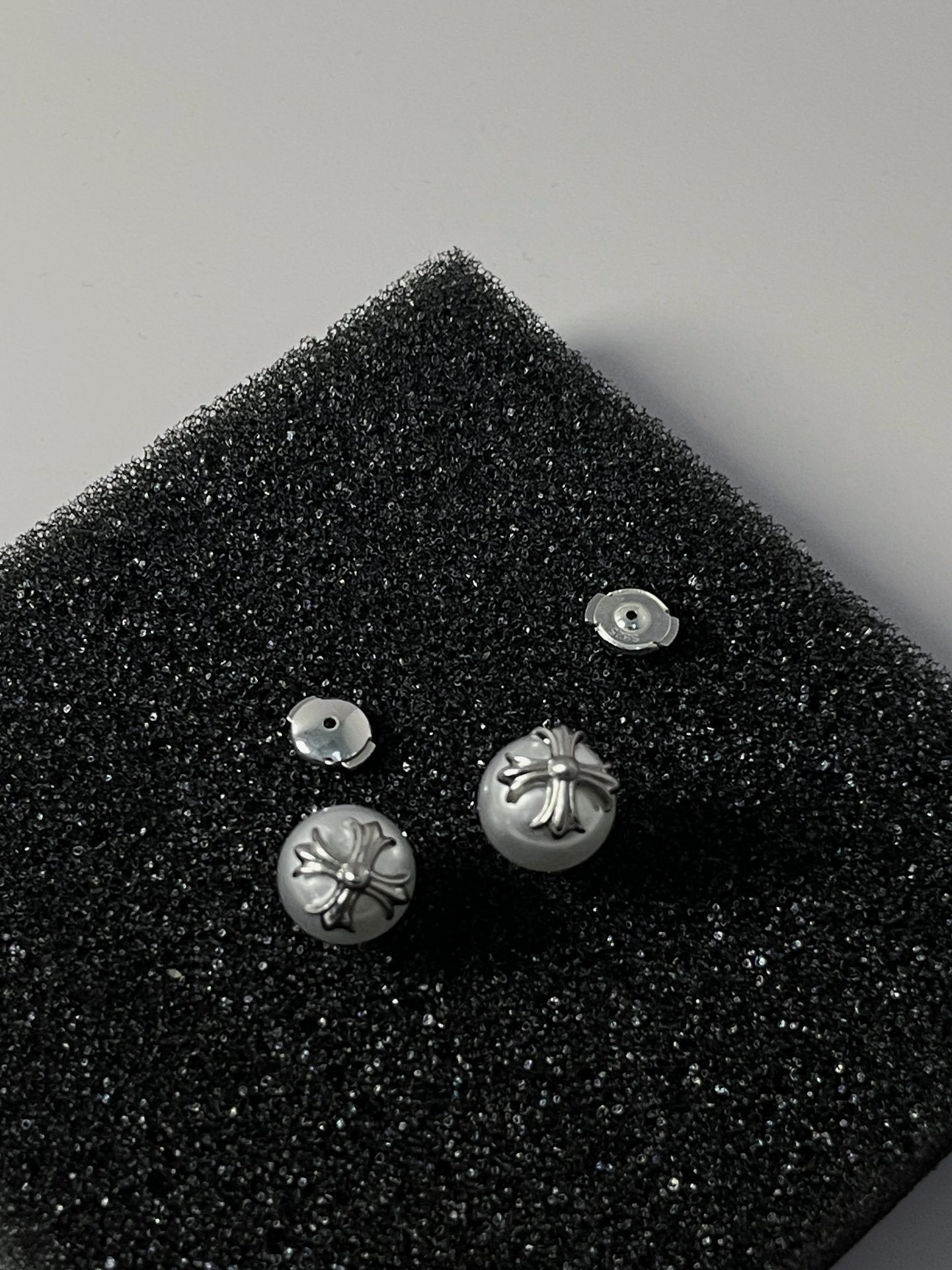 Chrome Hearts（クロム・ハーツ）と mikimoto のコラボレーションのパールイヤリング