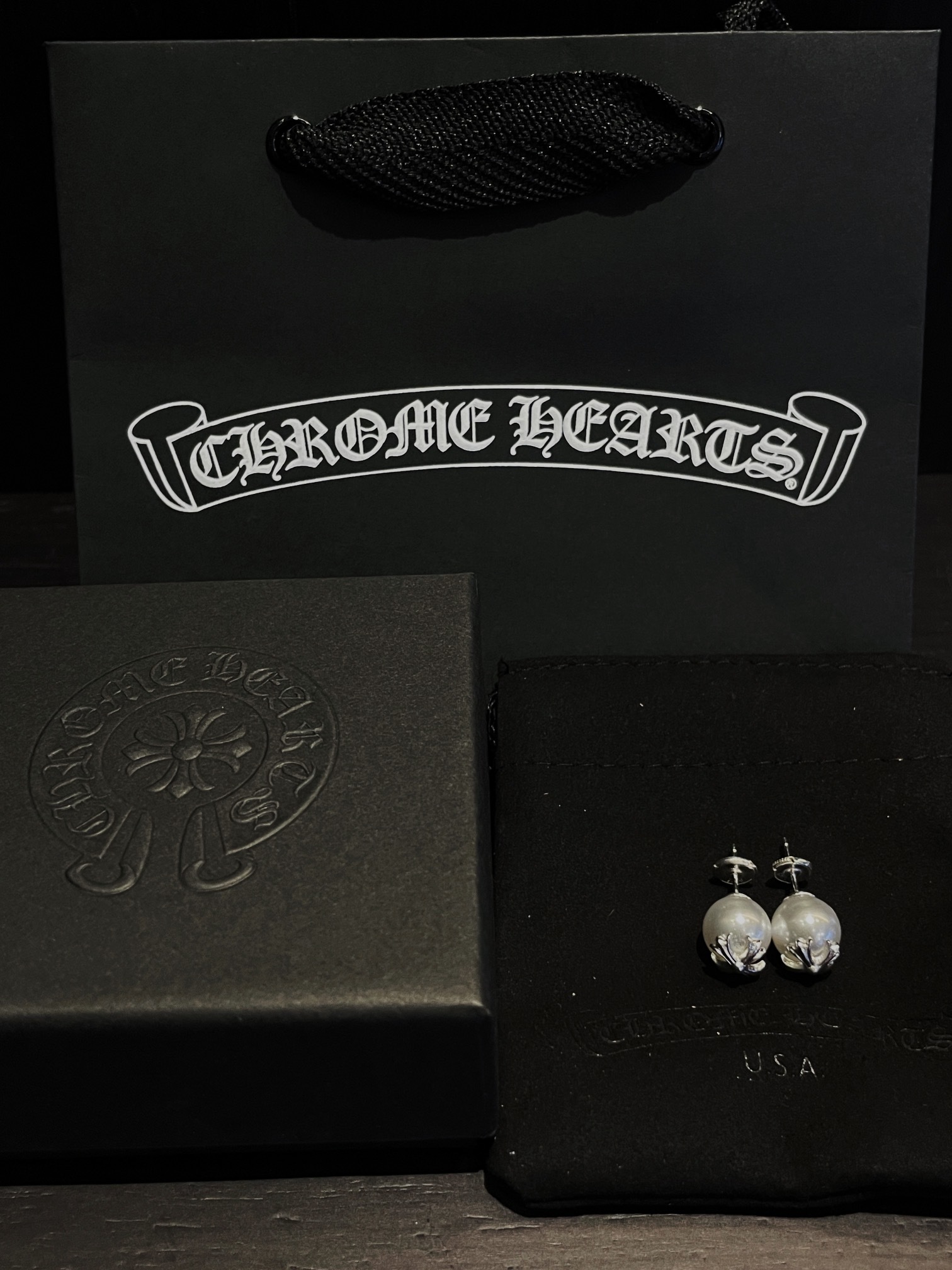Chrome Hearts（クロム・ハーツ）と mikimoto のコラボレーションのパールイヤリング