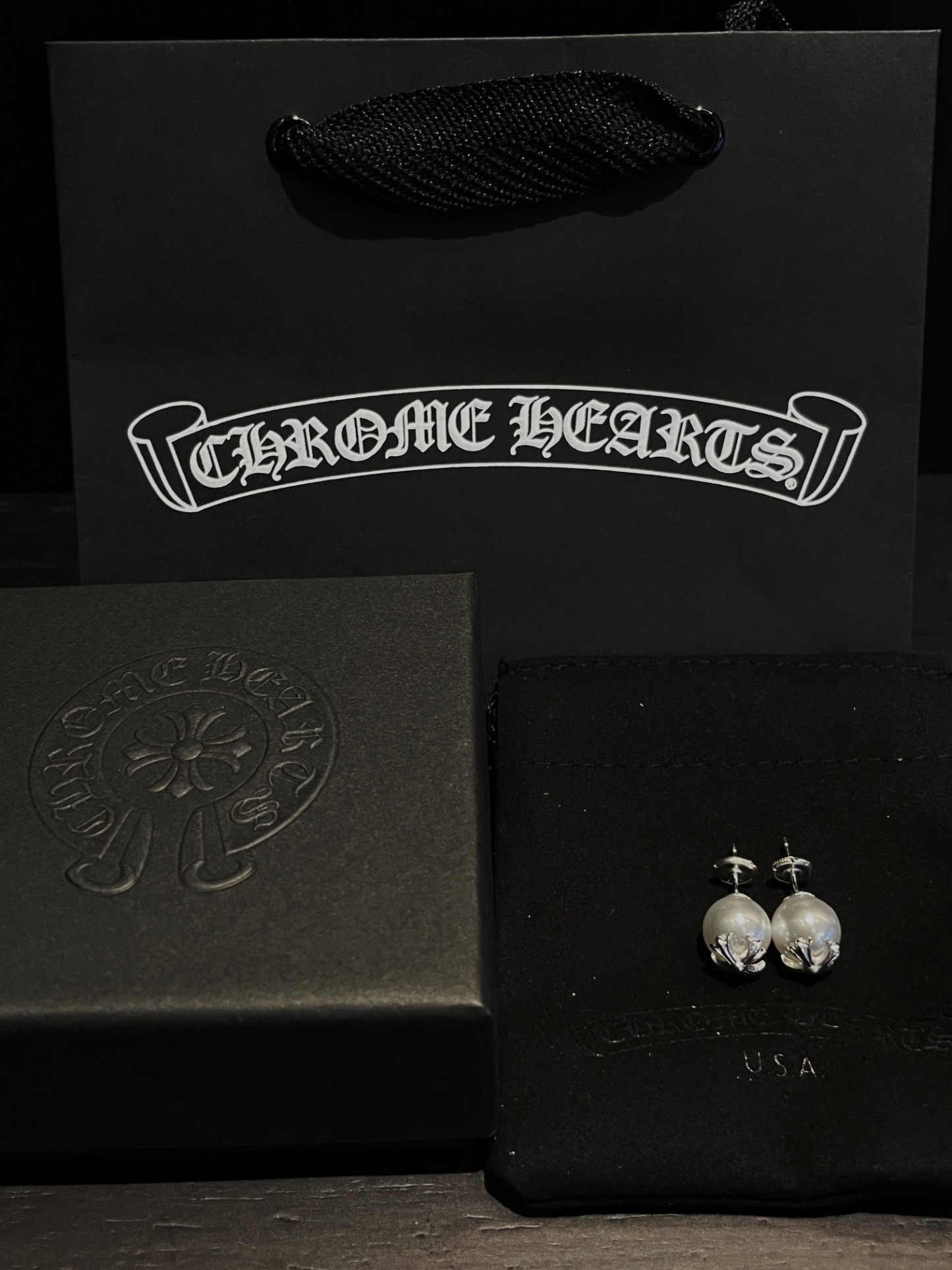 Chrome Hearts（クロム・ハーツ）と mikimoto のコラボレーションのパールイヤリング