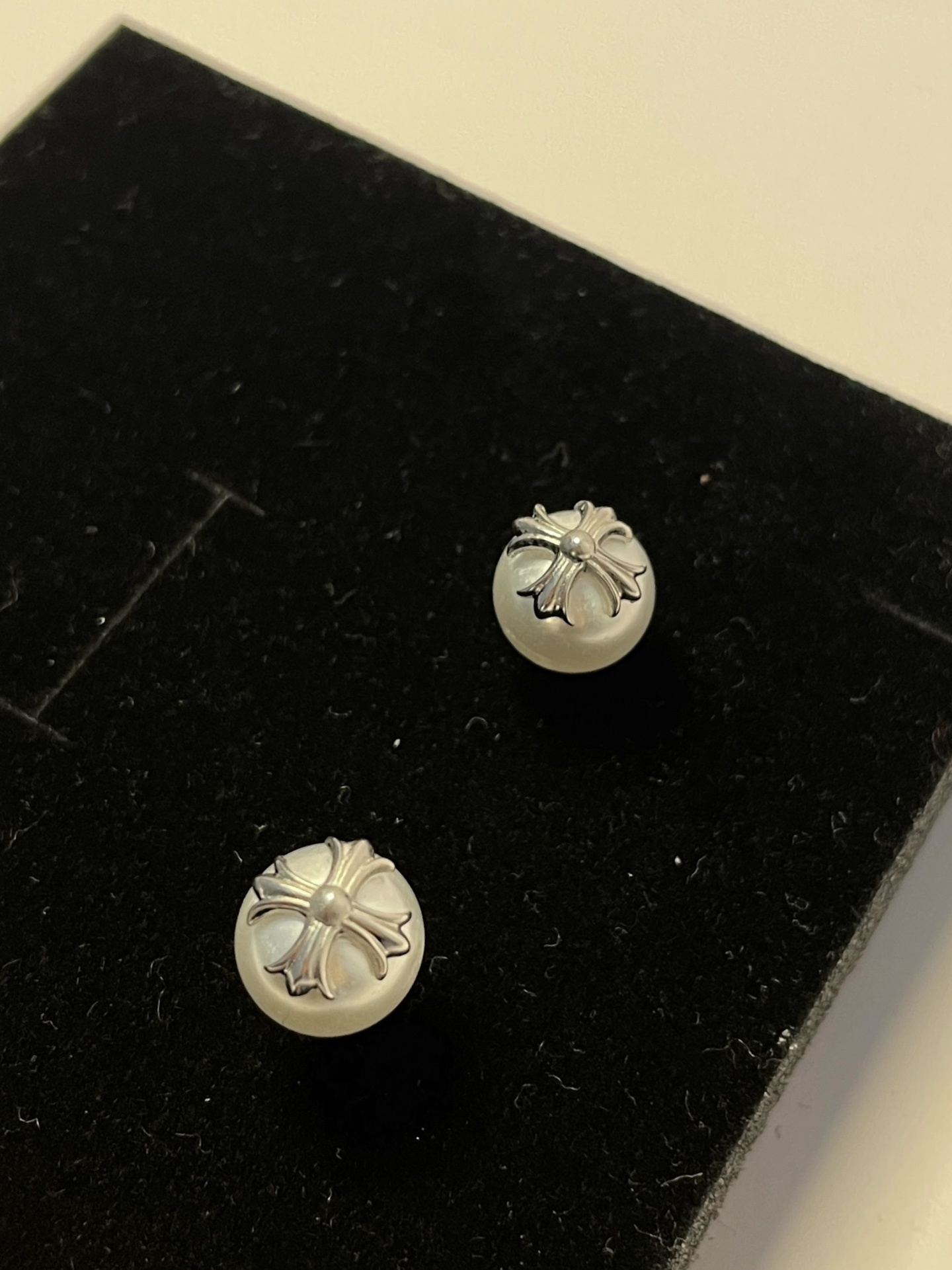 Chrome Hearts（クロム・ハーツ）と mikimoto のコラボレーションのパールイヤリング