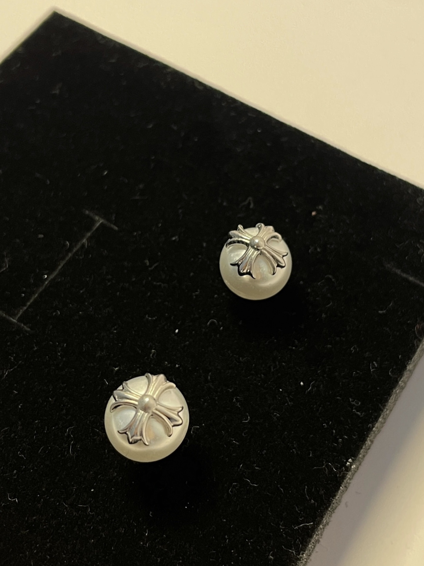 Chrome Hearts（クロム・ハーツ）と mikimoto のコラボレーションのパールイヤリング