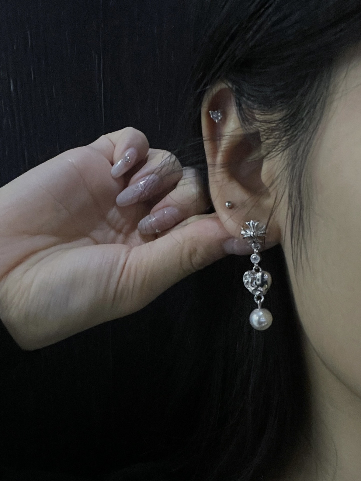 Chrome Hearts（クロム・ハーツ）と mikimoto のコラボレーションの十字架の長いイヤリング