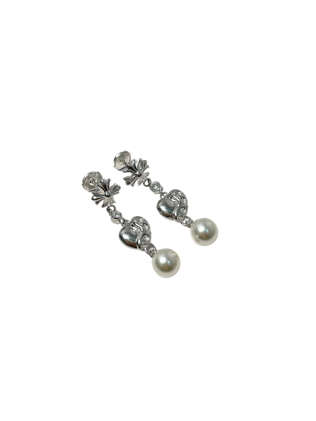 Chrome Hearts（クロム・ハーツ）と mikimoto のコラボレーションの十字架の長いイヤリング