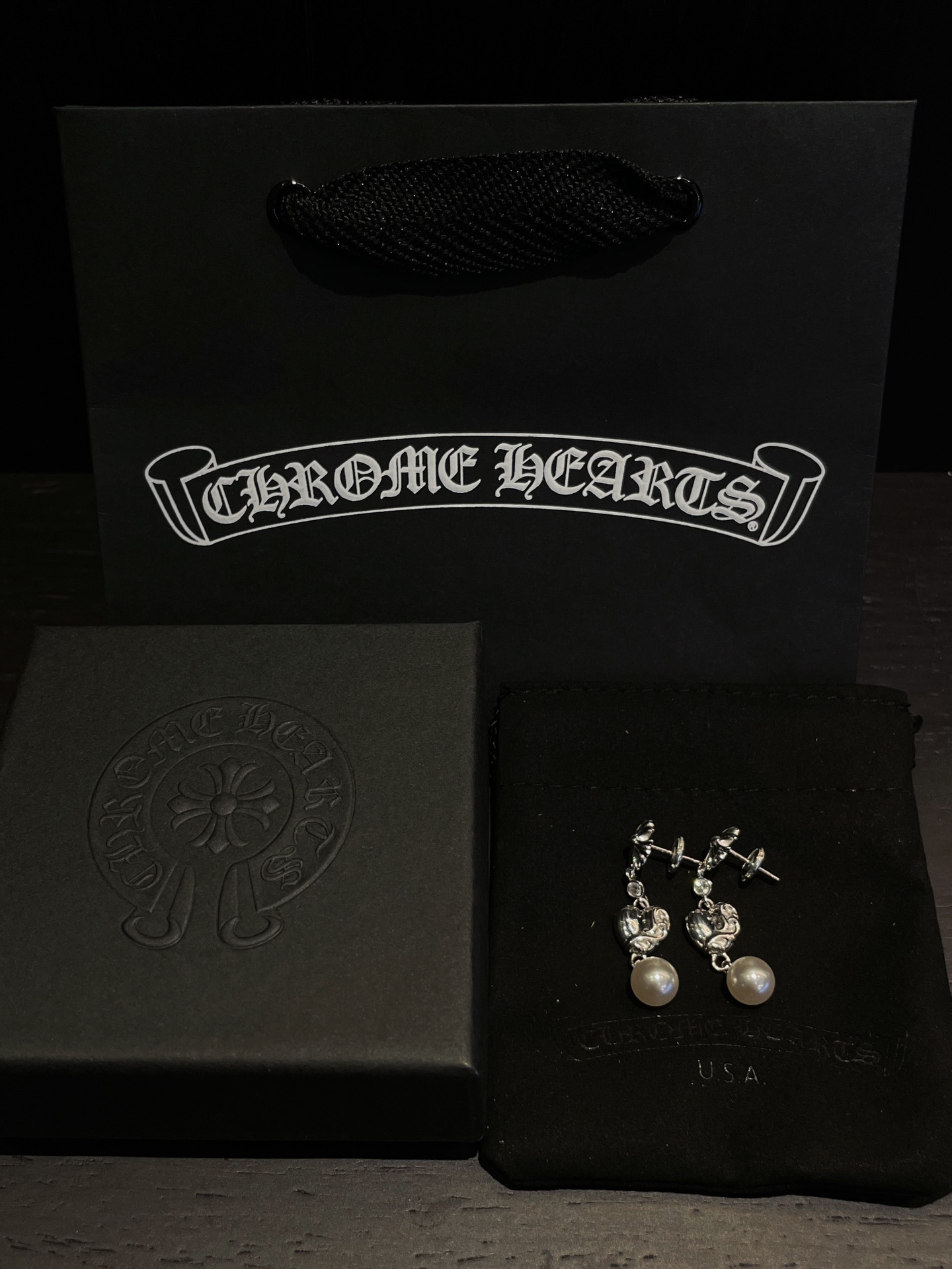 Chrome Hearts（クロム・ハーツ）と mikimoto のコラボレーションの十字架の長いイヤリング