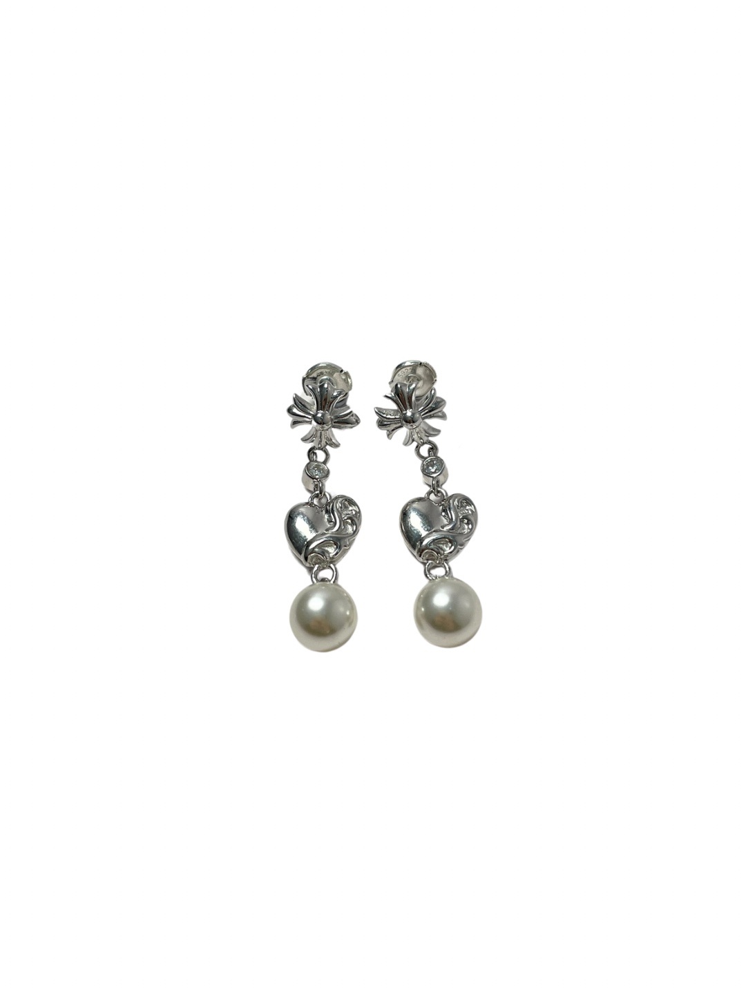 Chrome Hearts（クロム・ハーツ）と mikimoto のコラボレーションの十字架の長いイヤリング