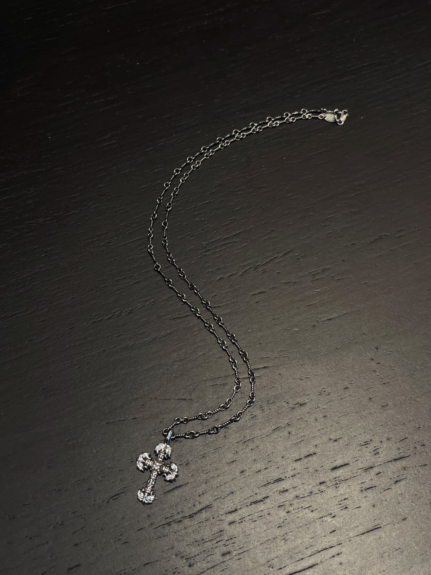 Chrome Hearts（クロム・ハーツ） 白ダイヤモンドのミニ・ファイヤー十字架