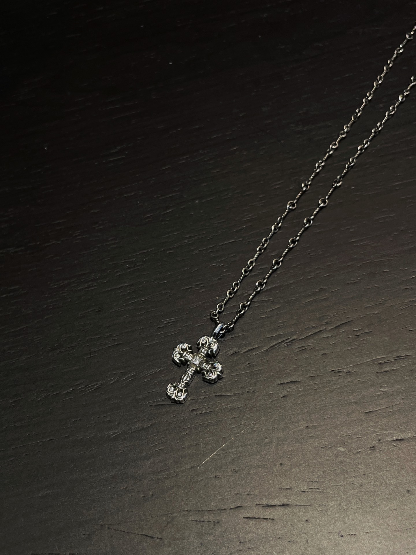 Chrome Hearts（クロム・ハーツ） 白ダイヤモンドのミニ・ファイヤー十字架