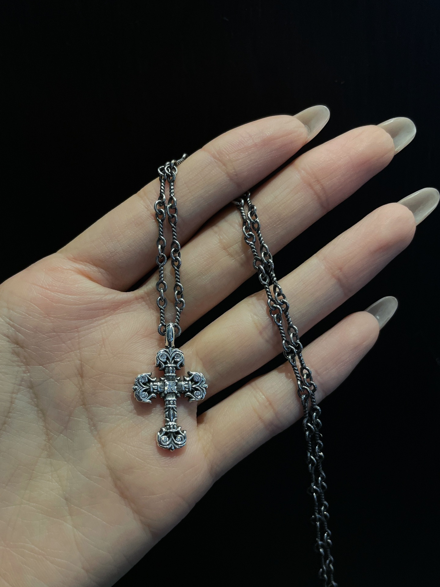 Chrome Hearts（クロム・ハーツ） 白ダイヤモンドのミニ・ファイヤー十字架