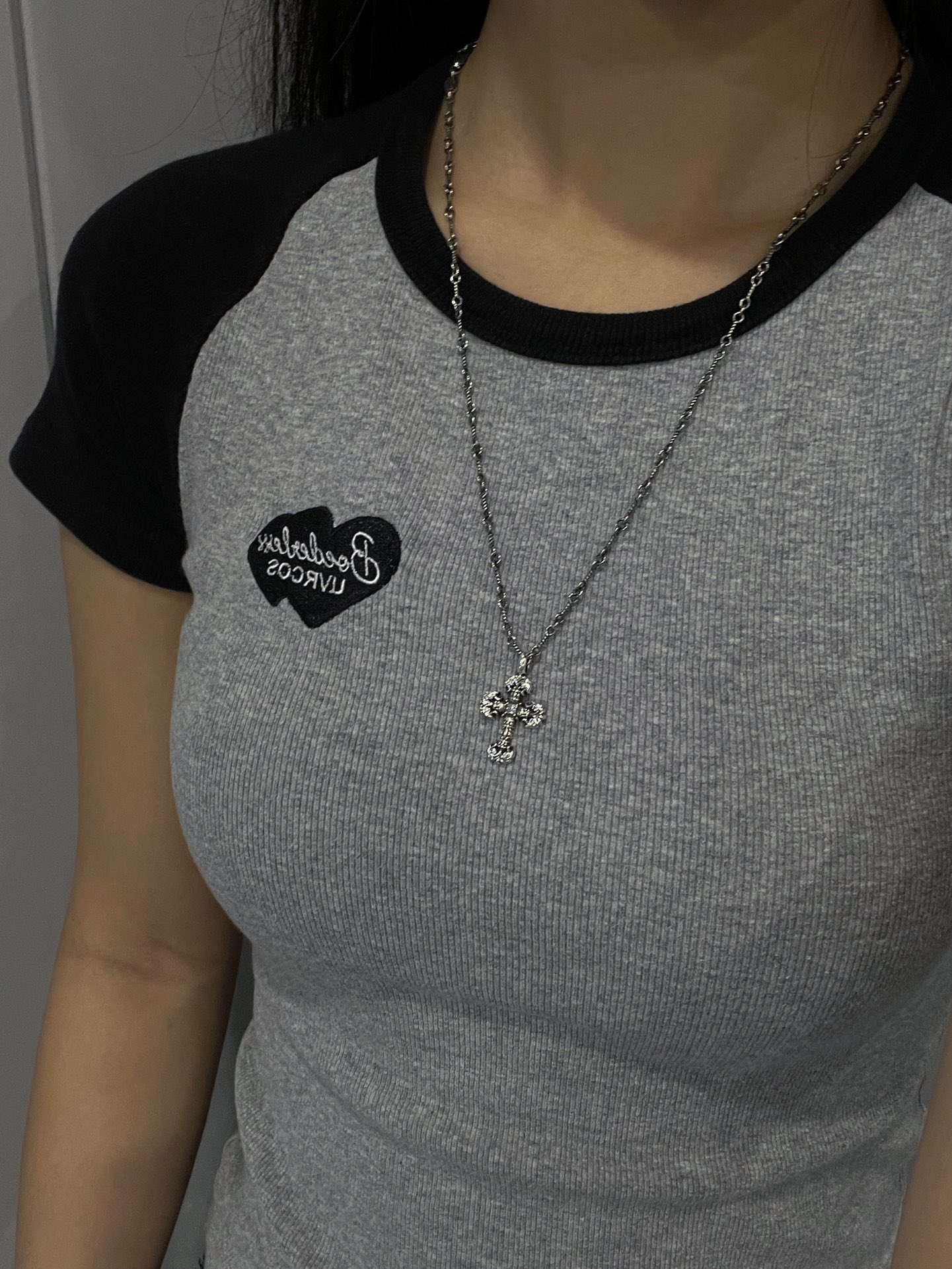 Chrome Hearts（クロム・ハーツ） 白ダイヤモンドのミニ・ファイヤー十字架