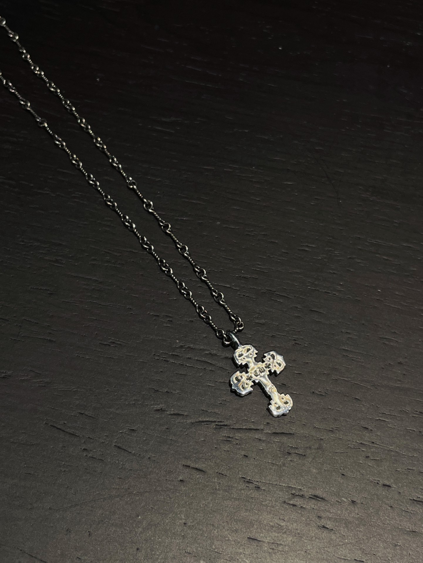 Chrome Hearts（クロム・ハーツ） 白ダイヤモンドのミニ・ファイヤー十字架