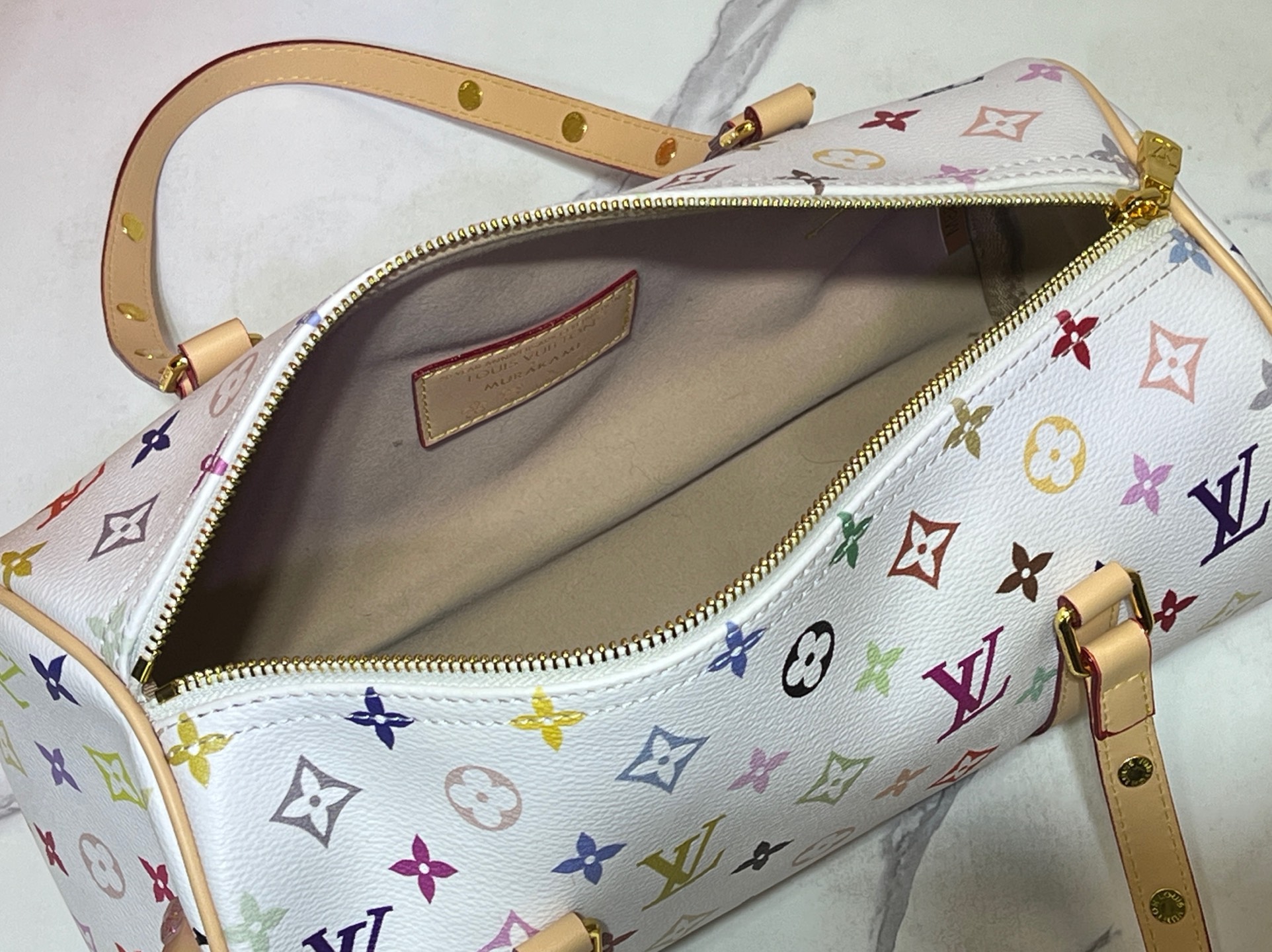 M40711、M13097。村上隆とのコラボレーションの白三彩モデルで、独占的な実物撮影です。このPapillon （パピヨン）ハンドバッグです。 