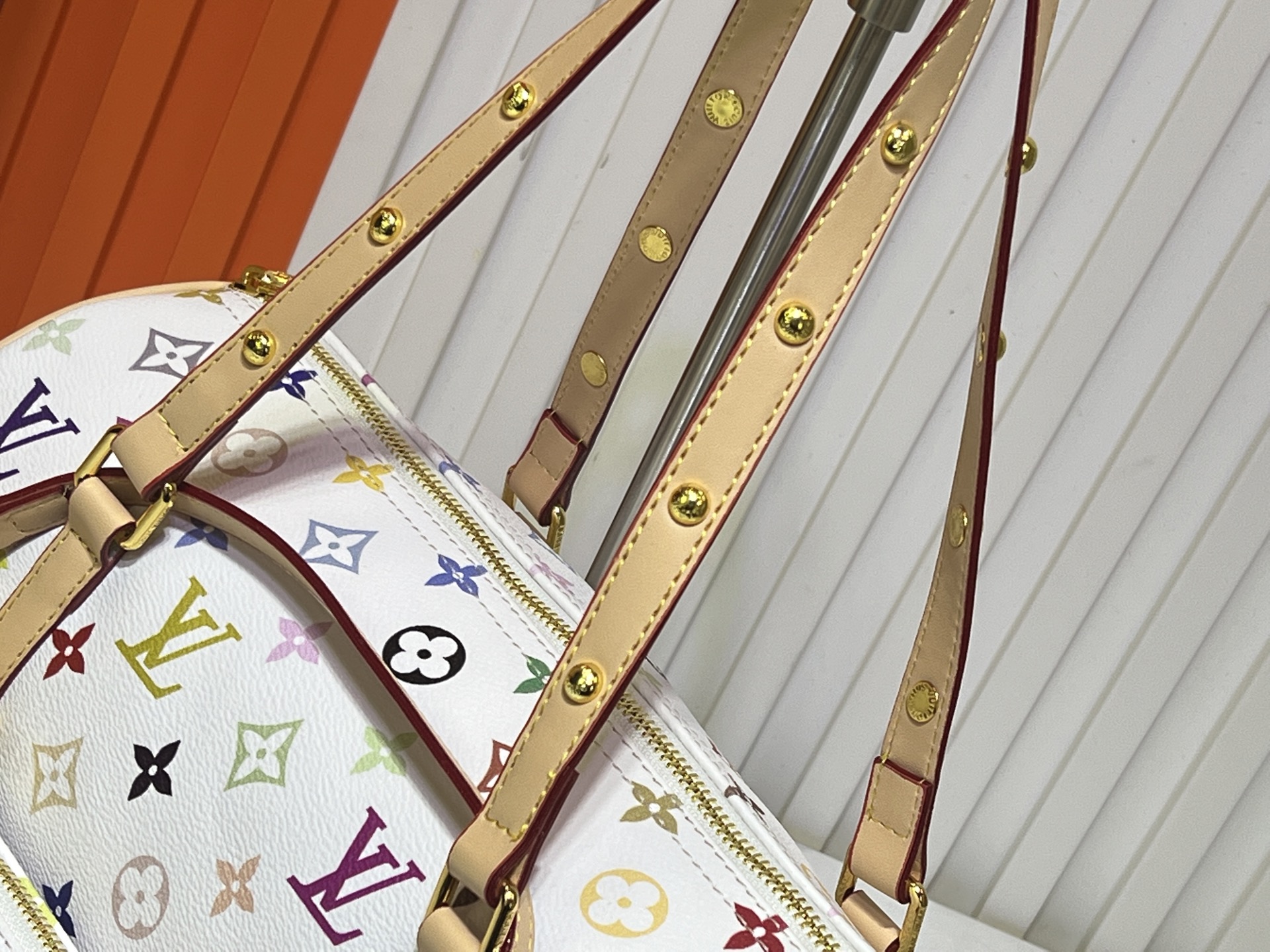 M40711、M13097。村上隆とのコラボレーションの白三彩モデルで、独占的な実物撮影です。このPapillon （パピヨン）ハンドバッグです。 