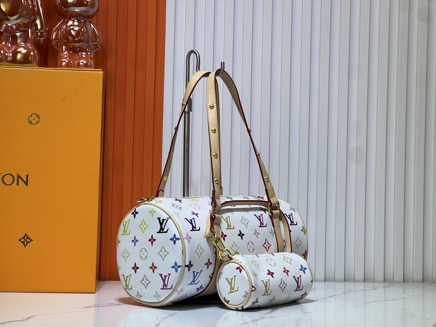 M40711、M13097。村上隆とのコラボレーションの白三彩モデルで、独占的な実物撮影です。このPapillon （パピヨン）ハンドバッグです。 