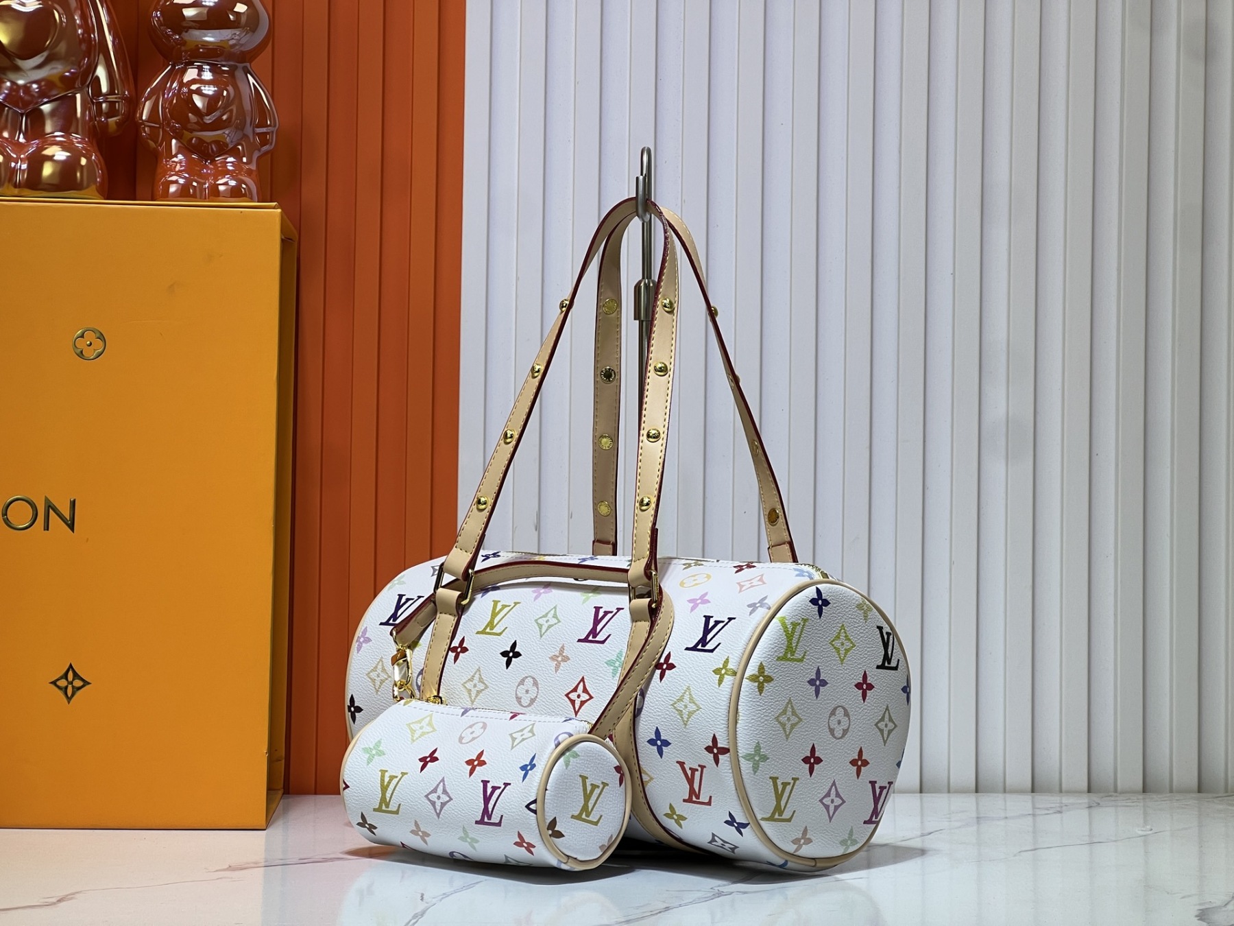 M40711、M13097。村上隆とのコラボレーションの白三彩モデルで、独占的な実物撮影です。このPapillon （パピヨン）ハンドバッグです。 