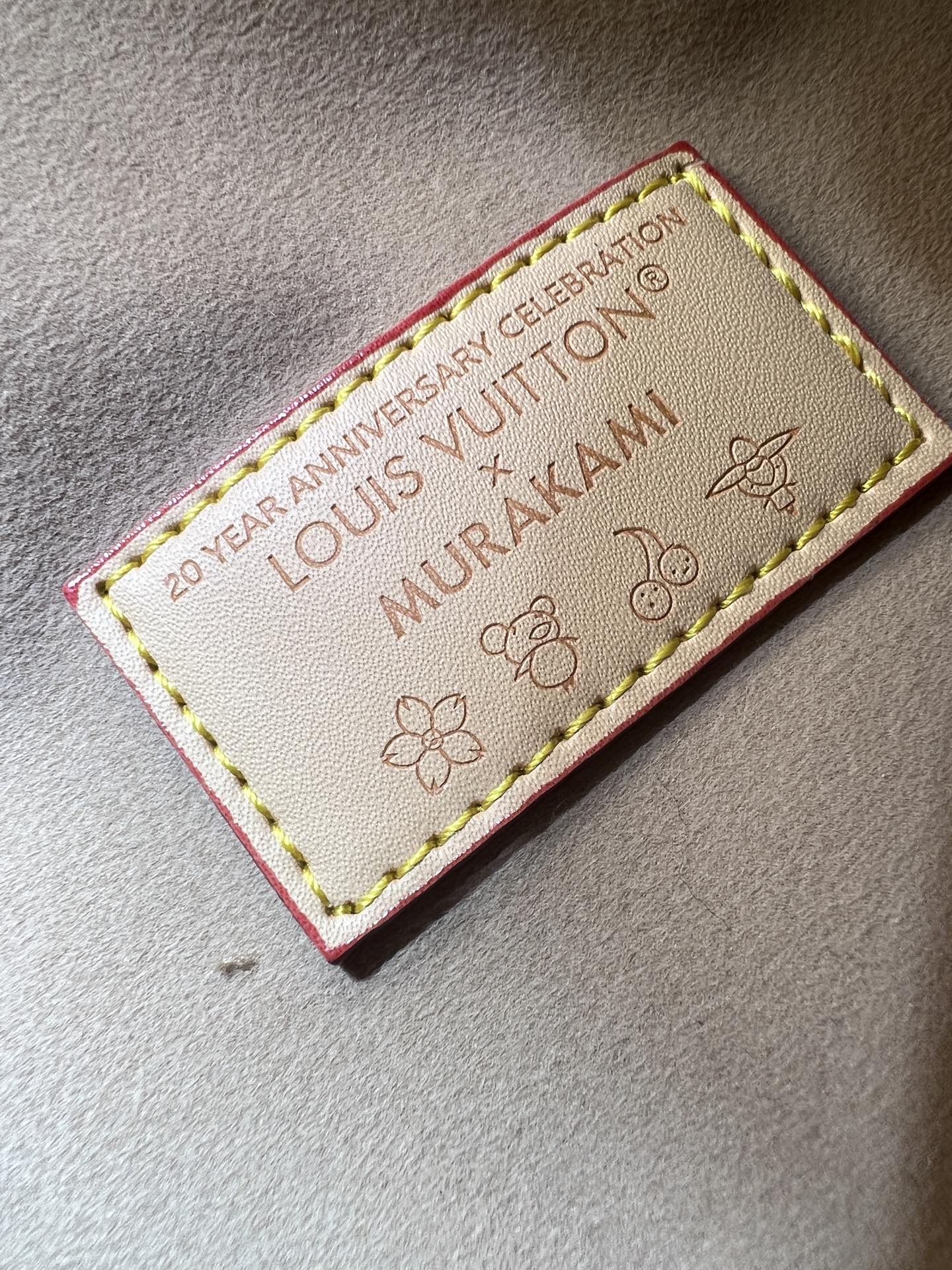 M40711、M13097。村上隆とのコラボレーションの白三彩モデルで、独占的な実物撮影です。このPapillon （パピヨン）ハンドバッグです。 