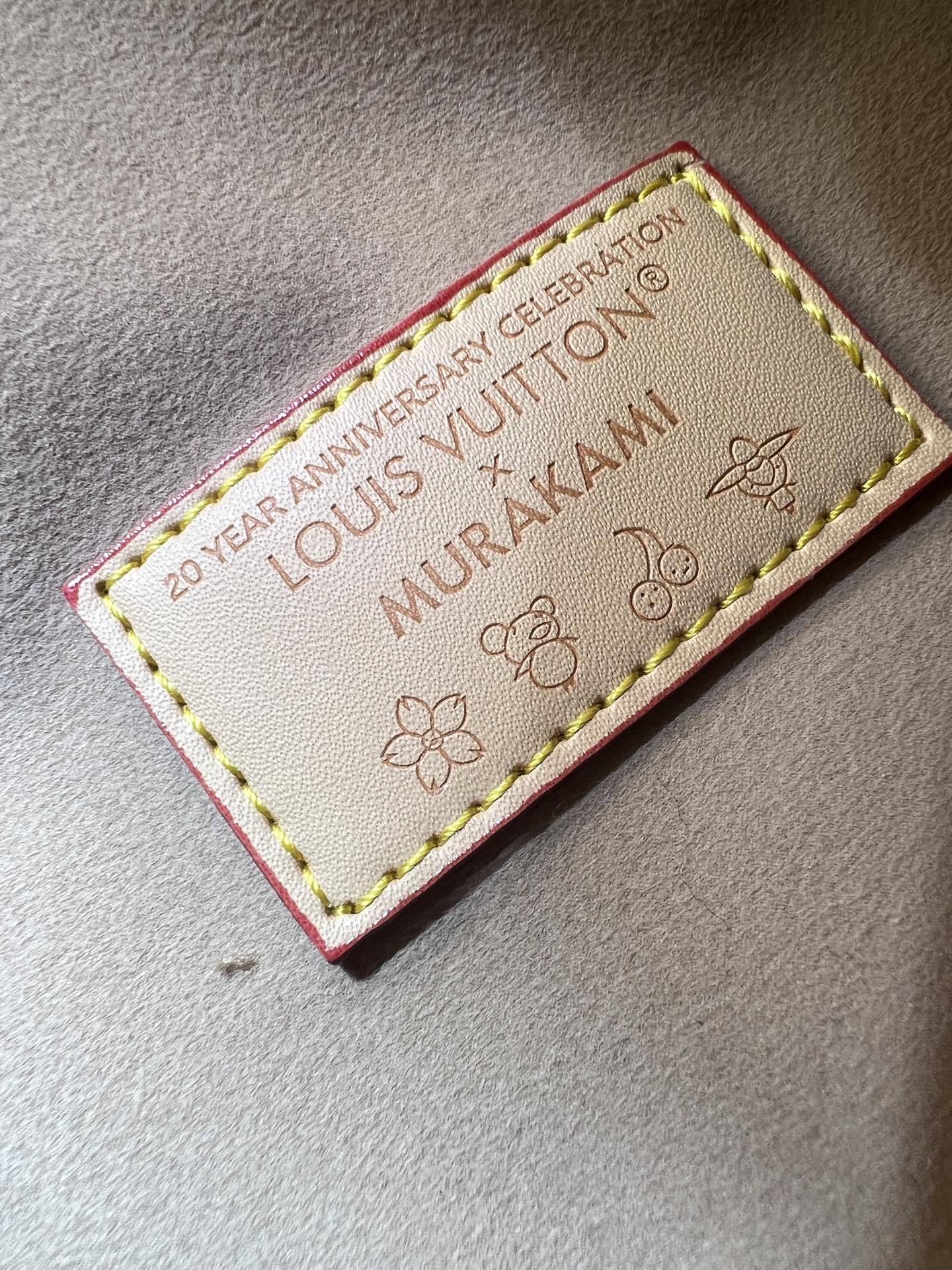 M40711、M13097。村上隆とのコラボレーションの白三彩モデルで、独占的な実物撮影です。このPapillon （パピヨン）ハンドバッグです。 