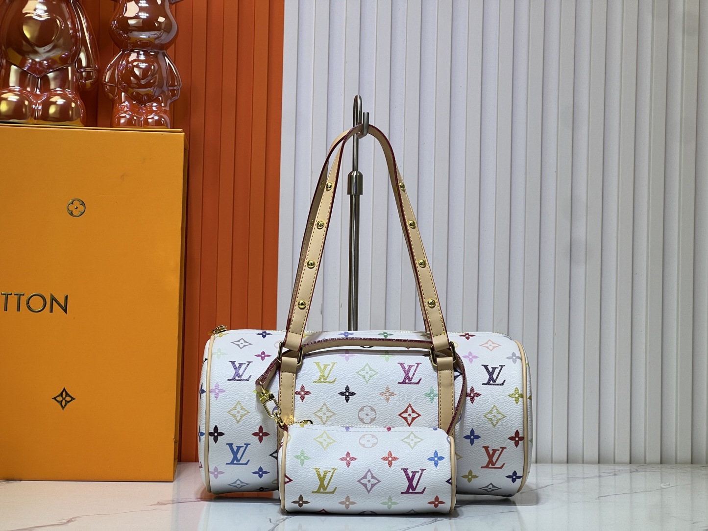 M40711、M13097。村上隆とのコラボレーションの白三彩モデルで、独占的な実物撮影です。このPapillon （パピヨン）ハンドバッグです。 