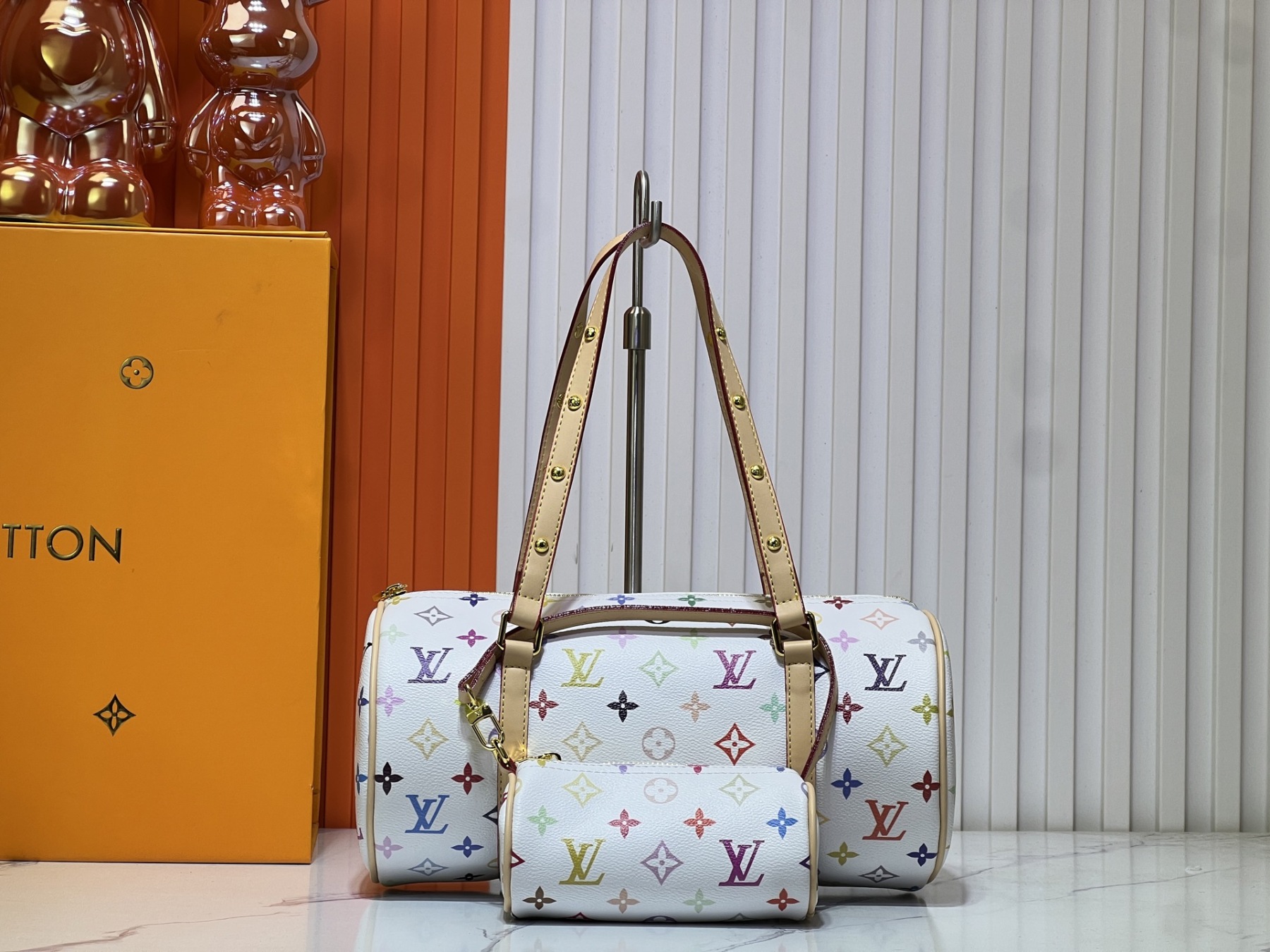 M40711、M13097。村上隆とのコラボレーションの白三彩モデルで、独占的な実物撮影です。このPapillon （パピヨン）ハンドバッグです。 