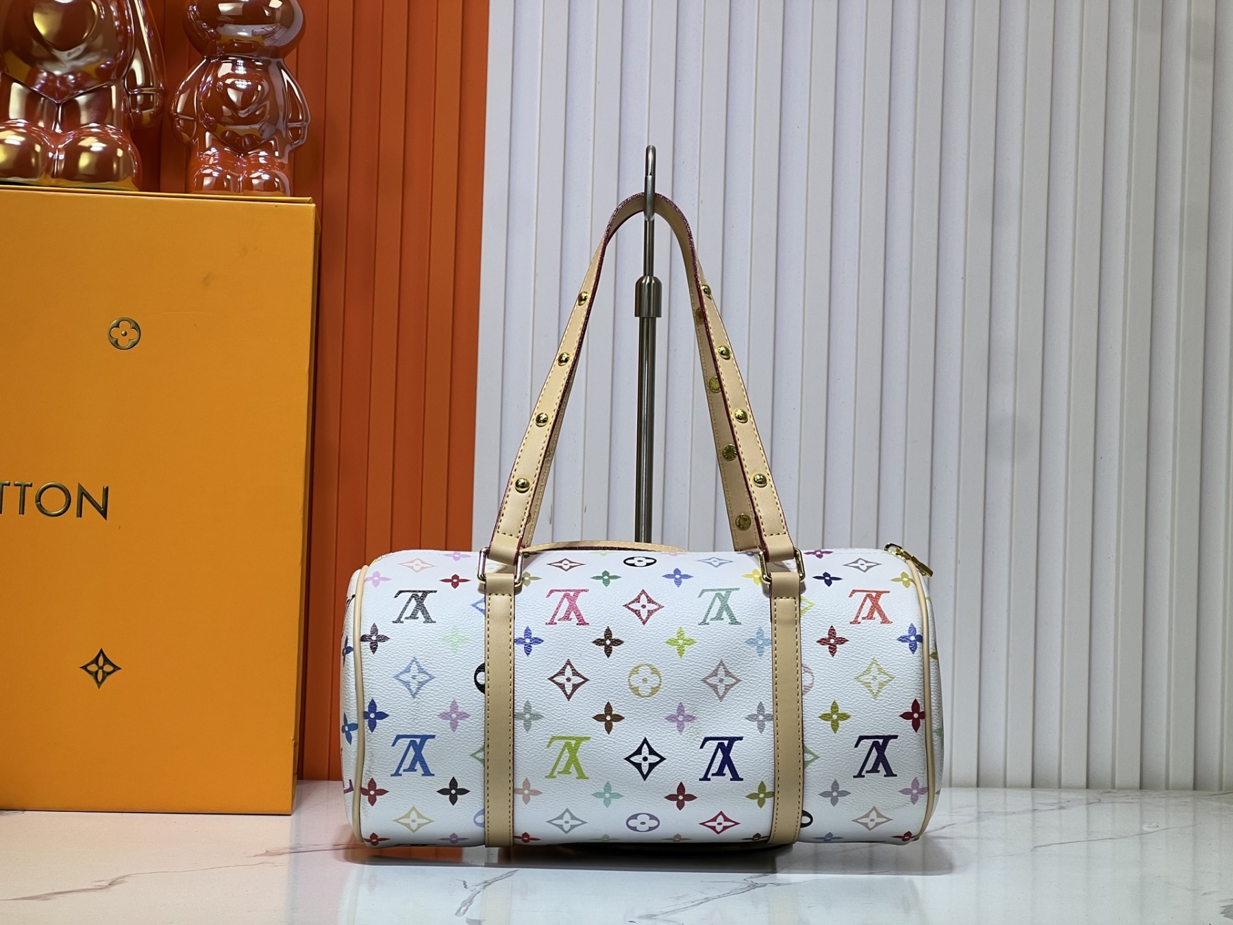 M40711、M13097。村上隆とのコラボレーションの白三彩モデルで、独占的な実物撮影です。このPapillon （パピヨン）ハンドバッグです。 