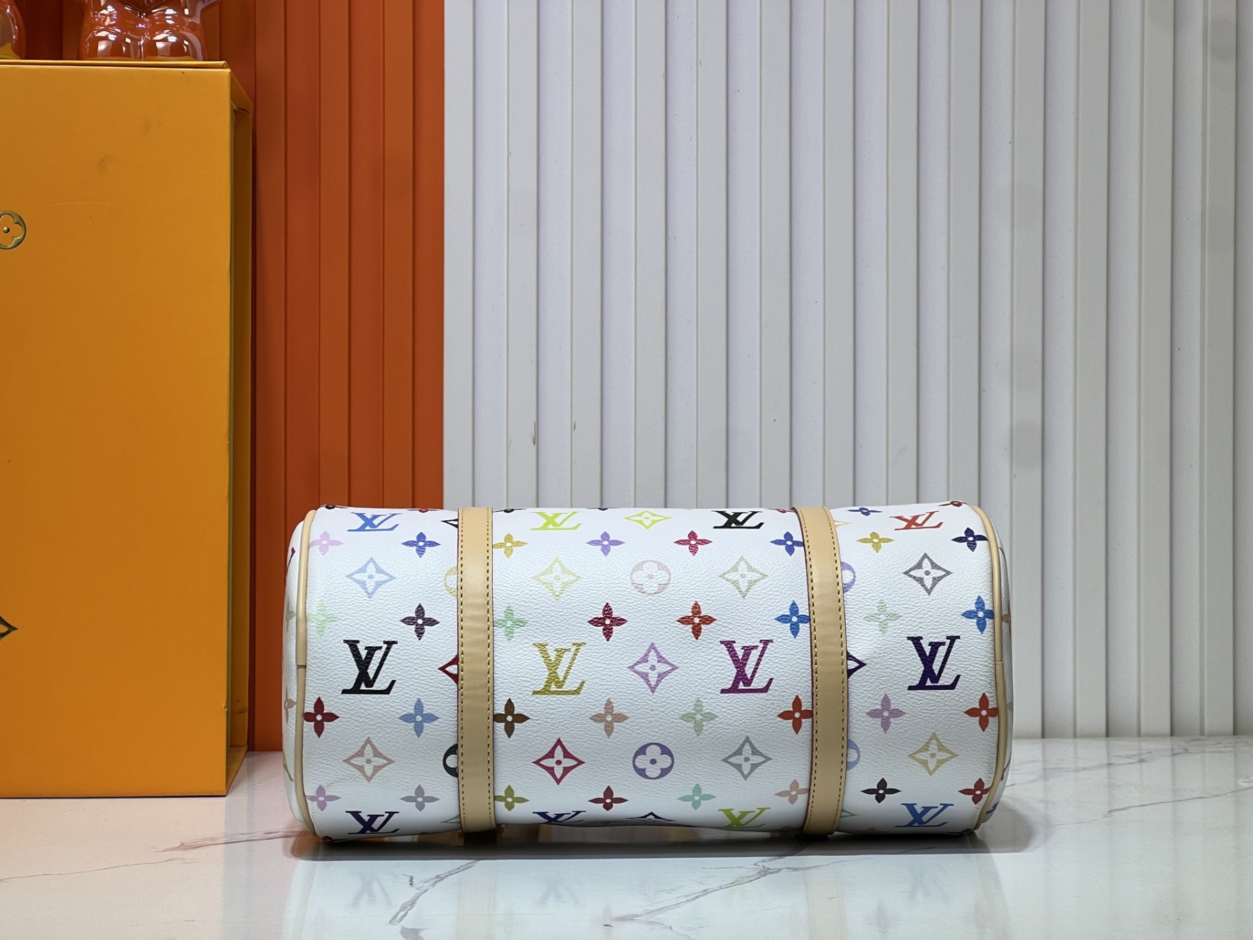 M40711、M13097。村上隆とのコラボレーションの白三彩モデルで、独占的な実物撮影です。このPapillon （パピヨン）ハンドバッグです。 