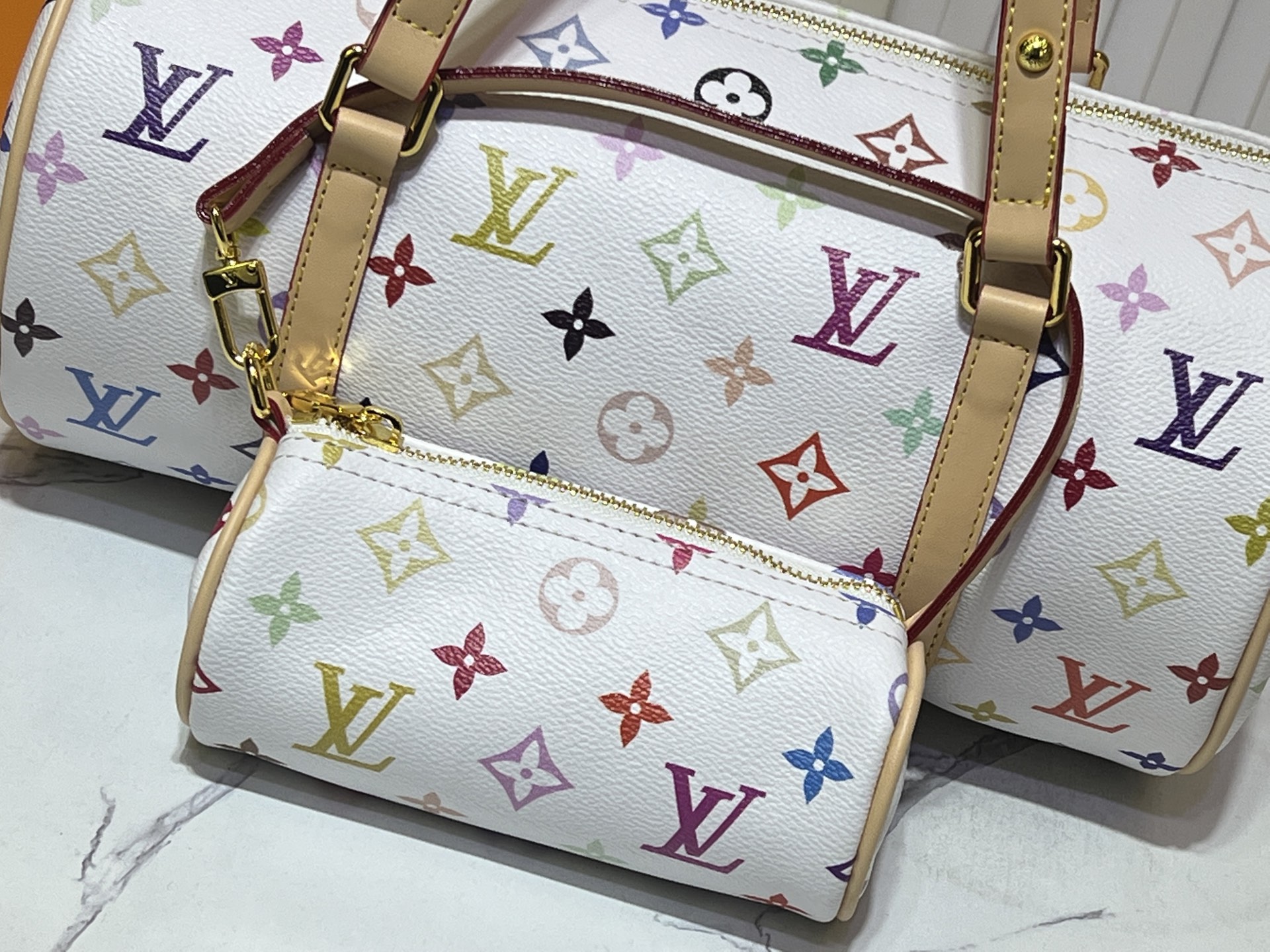 M40711、M13097。村上隆とのコラボレーションの白三彩モデルで、独占的な実物撮影です。このPapillon （パピヨン）ハンドバッグです。 