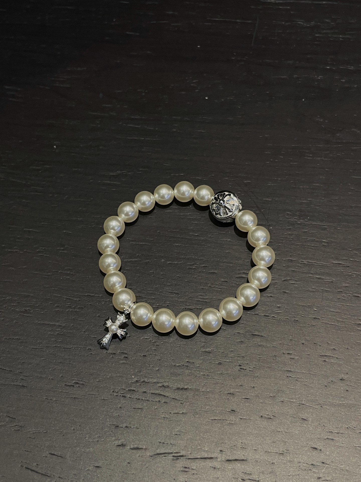 Chrome Hearts（クロム・ハーツ） 8mm のパールとダイヤモンドを付けた十字架のハンドブレスレット