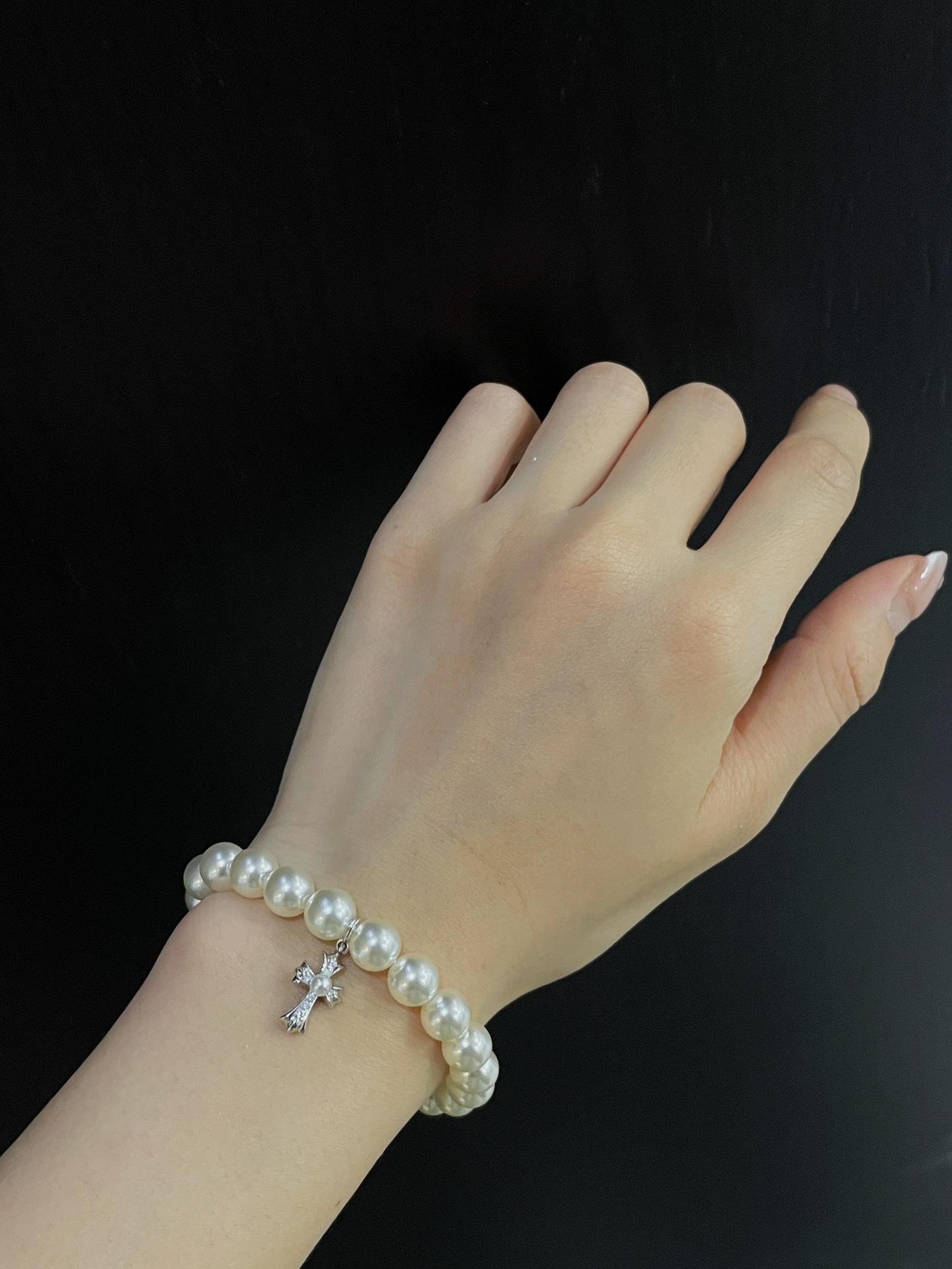 Chrome Hearts（クロム・ハーツ） 8mm のパールとダイヤモンドを付けた十字架のハンドブレスレット