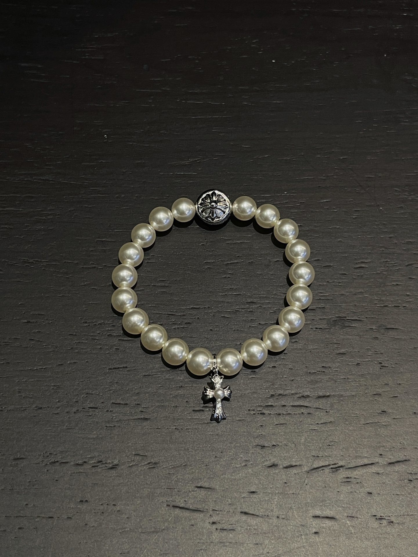 Chrome Hearts（クロム・ハーツ） 8mm のパールとダイヤモンドを付けた十字架のハンドブレスレット