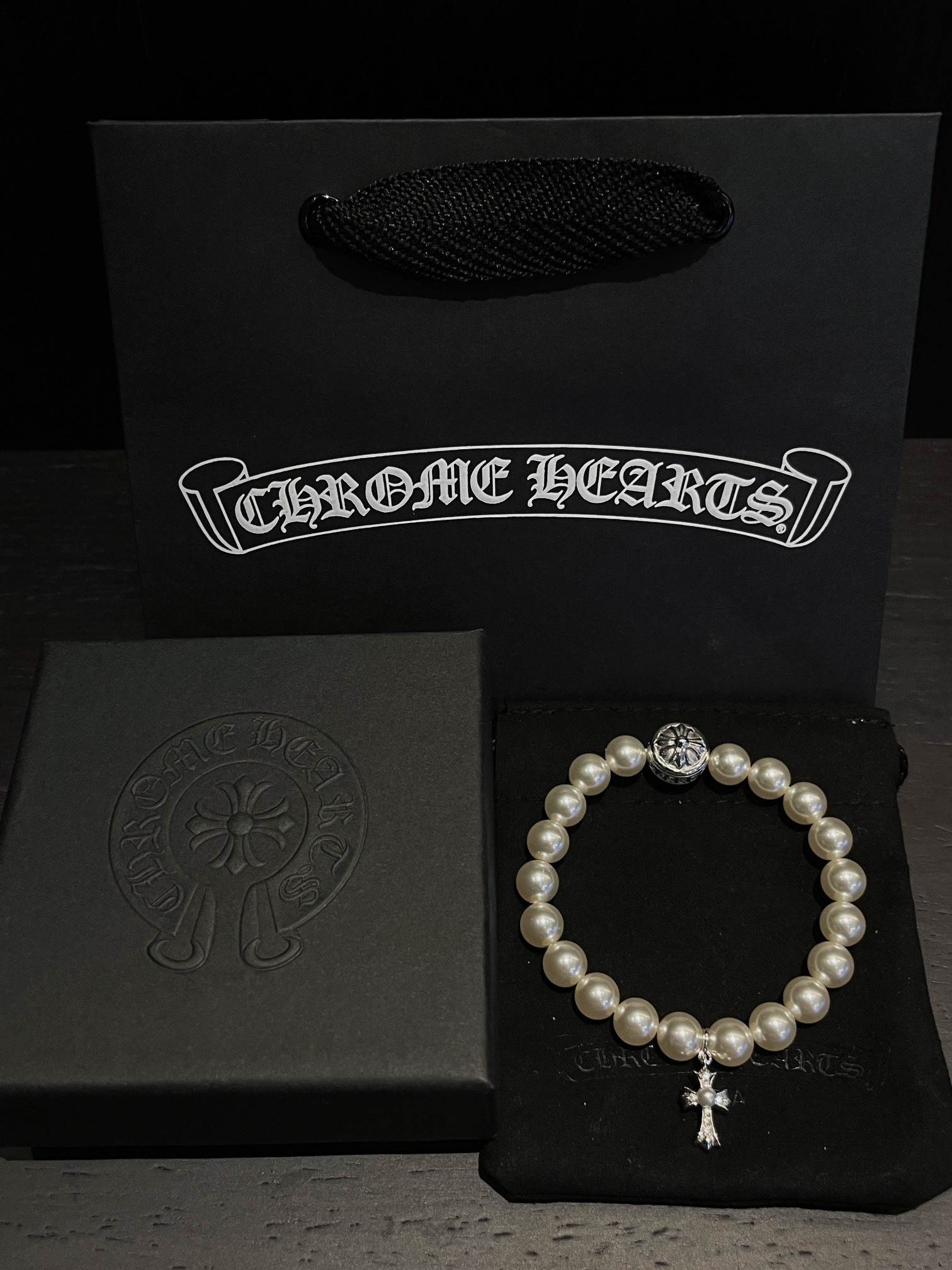 Chrome Hearts（クロム・ハーツ） 8mm のパールとダイヤモンドを付けた十字架のハンドブレスレット