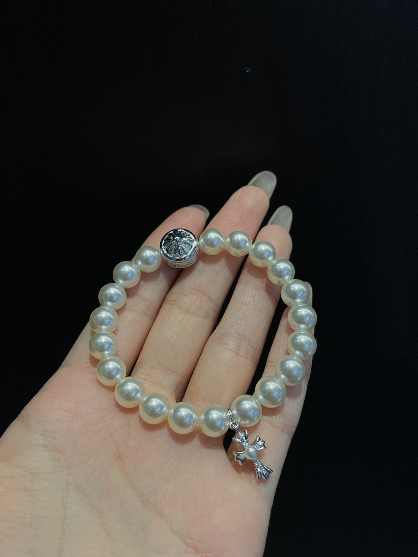 Chrome Hearts（クロム・ハーツ） 8mm のパールとダイヤモンドを付けた十字架のハンドブレスレット