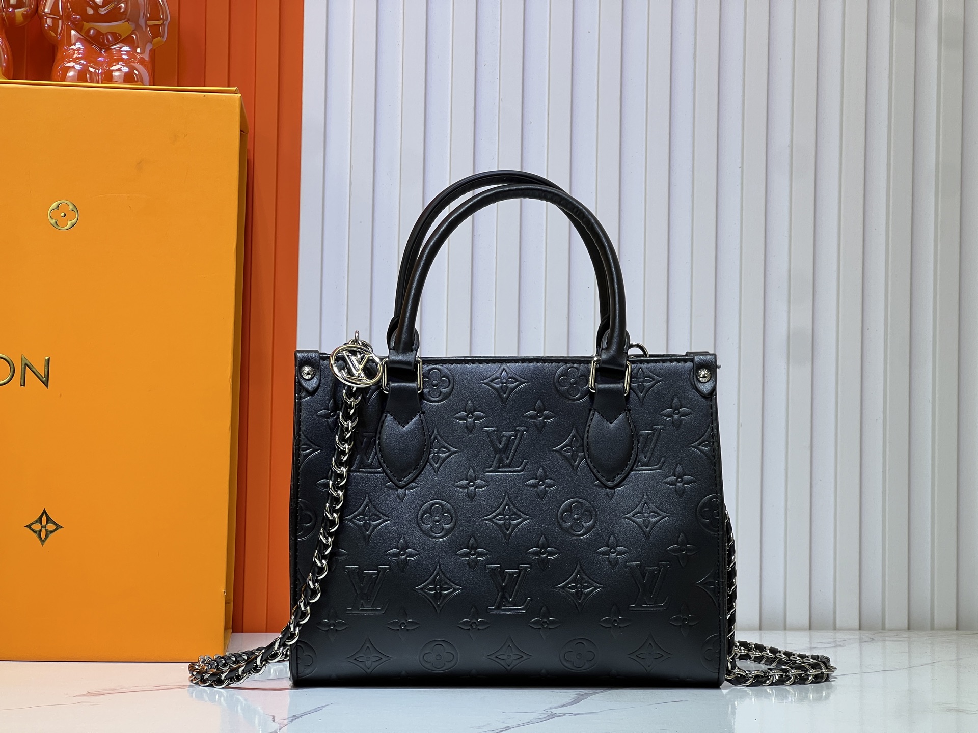 M14576、M45659。このOnTheGo のスモールサイズのハンドバッグは、Monogram Bold シリーズのものです。 