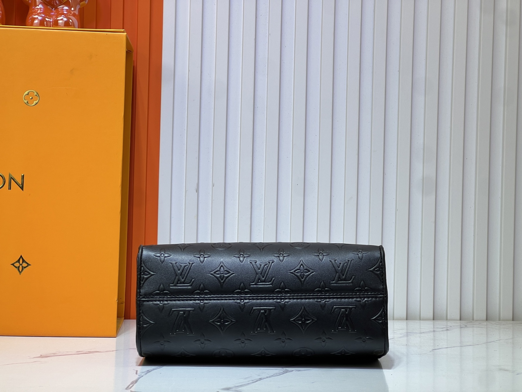 M14576、M45659。このOnTheGo のスモールサイズのハンドバッグは、Monogram Bold シリーズのものです。 