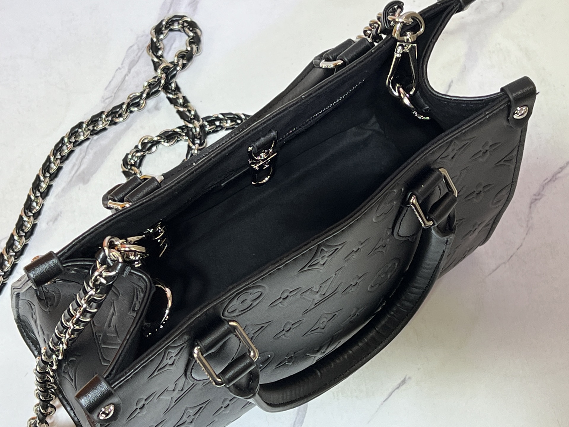 M14576、M45659。このOnTheGo のスモールサイズのハンドバッグは、Monogram Bold シリーズのものです。 