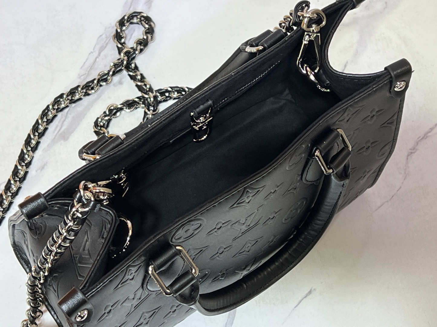 M14576、M45659。このOnTheGo のスモールサイズのハンドバッグは、Monogram Bold シリーズのものです。 