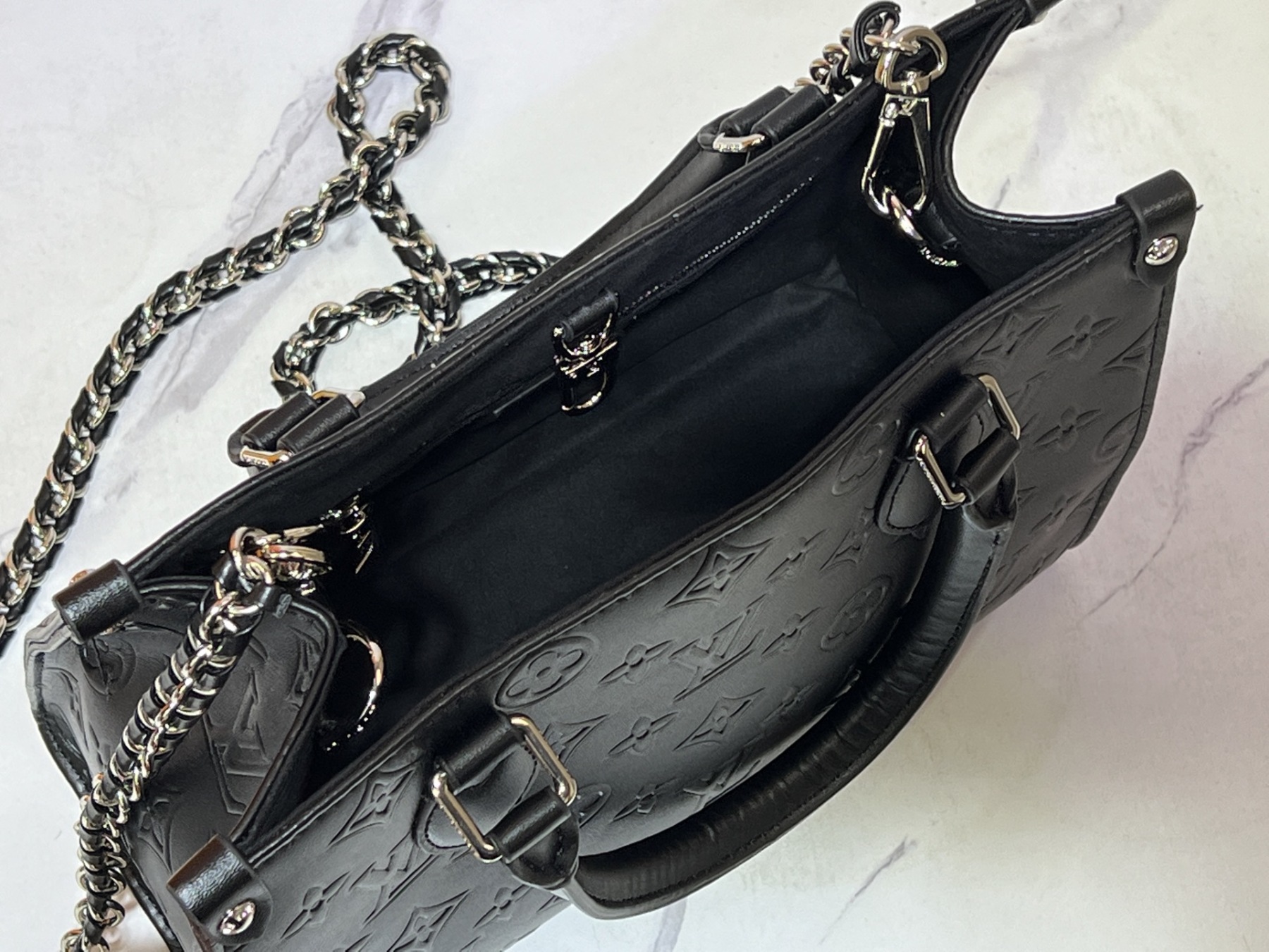 M14576、M45659。このOnTheGo のスモールサイズのハンドバッグは、Monogram Bold シリーズのものです。 