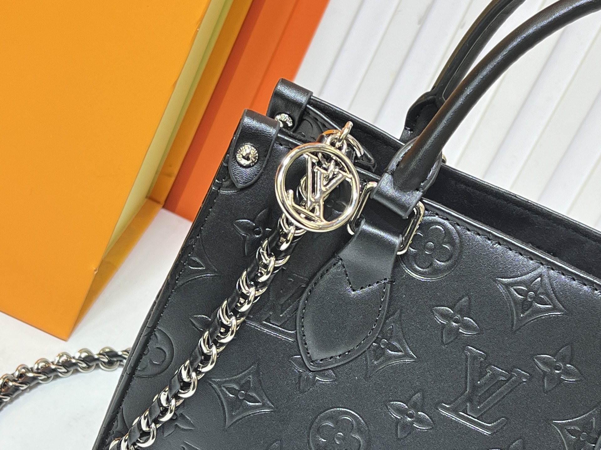 M14576、M45659。このOnTheGo のスモールサイズのハンドバッグは、Monogram Bold シリーズのものです。 