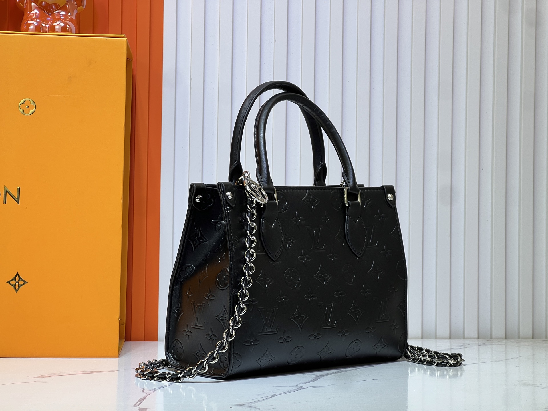 M14576、M45659。このOnTheGo のスモールサイズのハンドバッグは、Monogram Bold シリーズのものです。 