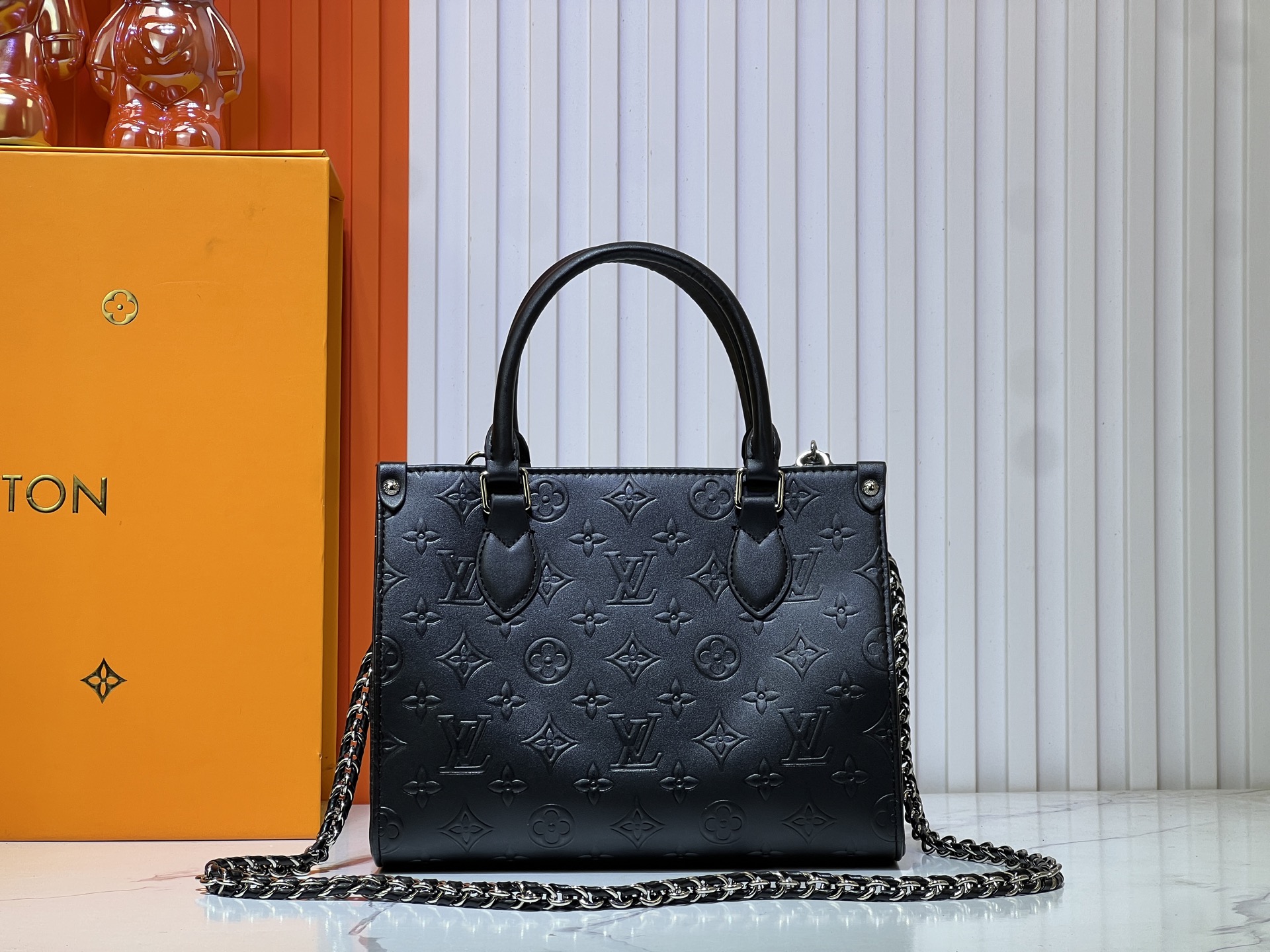 M14576、M45659。このOnTheGo のスモールサイズのハンドバッグは、Monogram Bold シリーズのものです。 