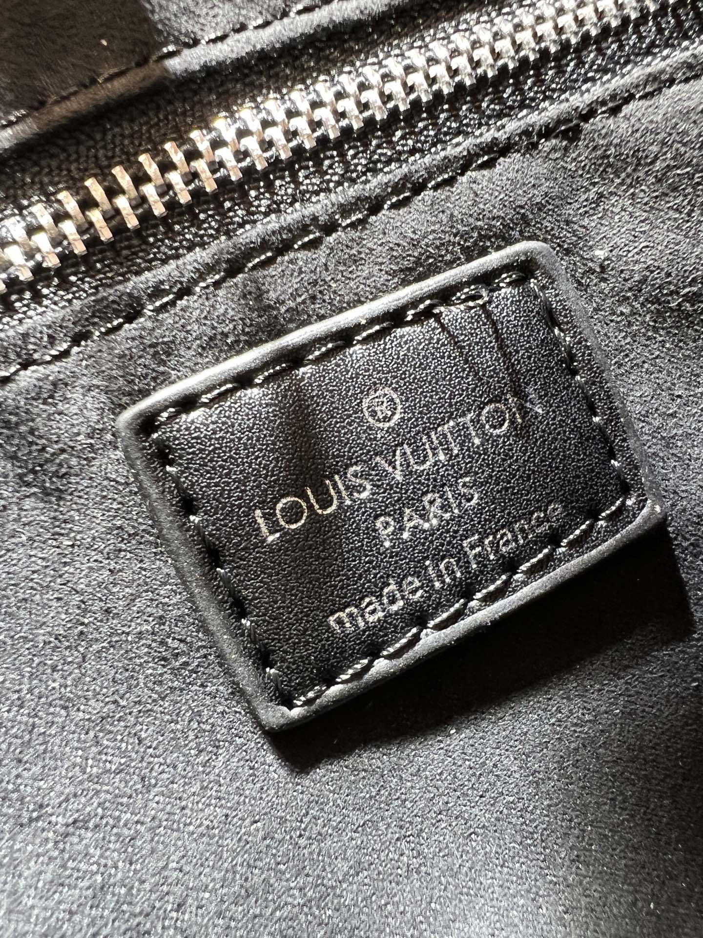 M14576、M45659。このOnTheGo のスモールサイズのハンドバッグは、Monogram Bold シリーズのものです。 