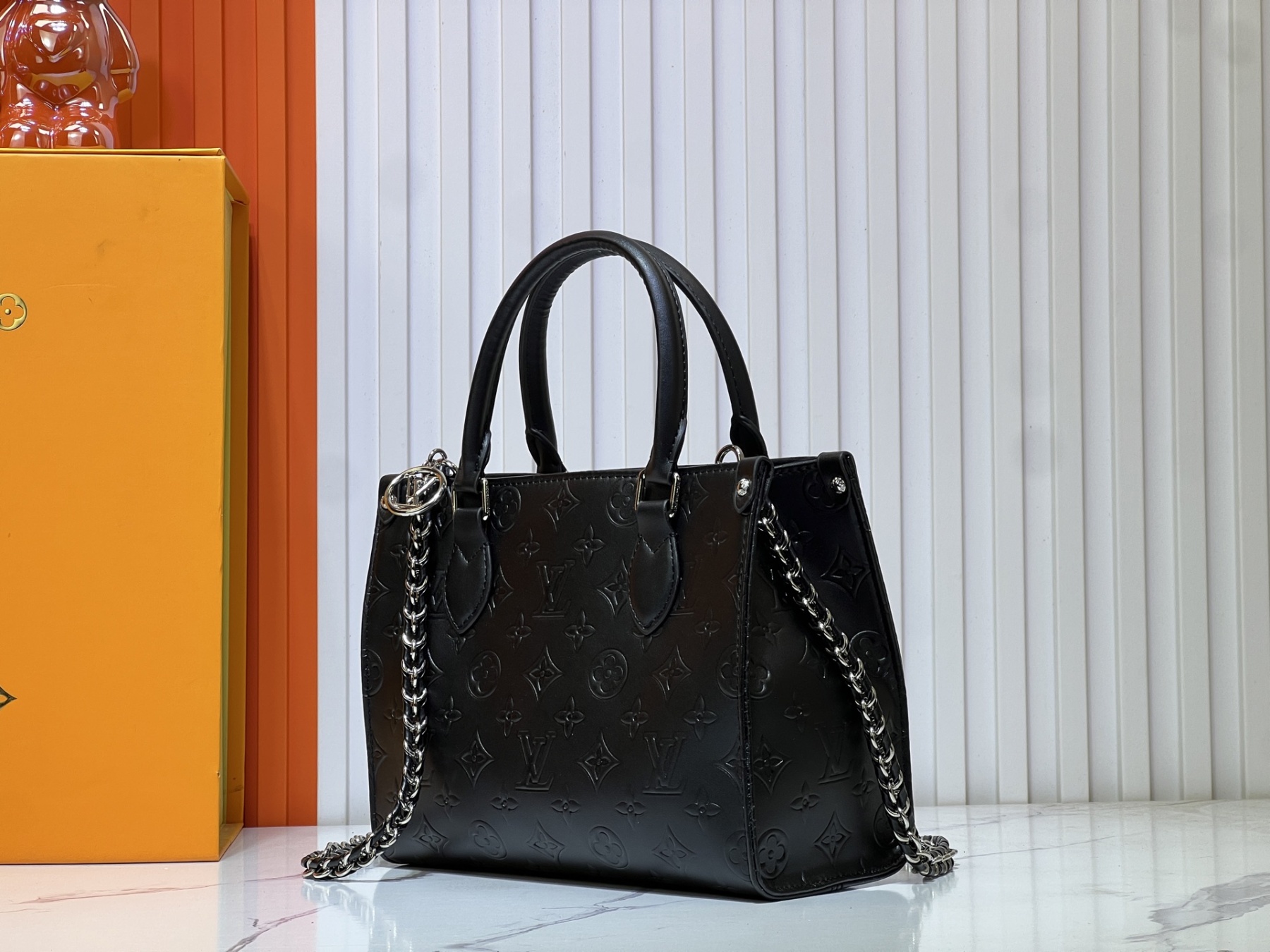 M14576、M45659。このOnTheGo のスモールサイズのハンドバッグは、Monogram Bold シリーズのものです。 