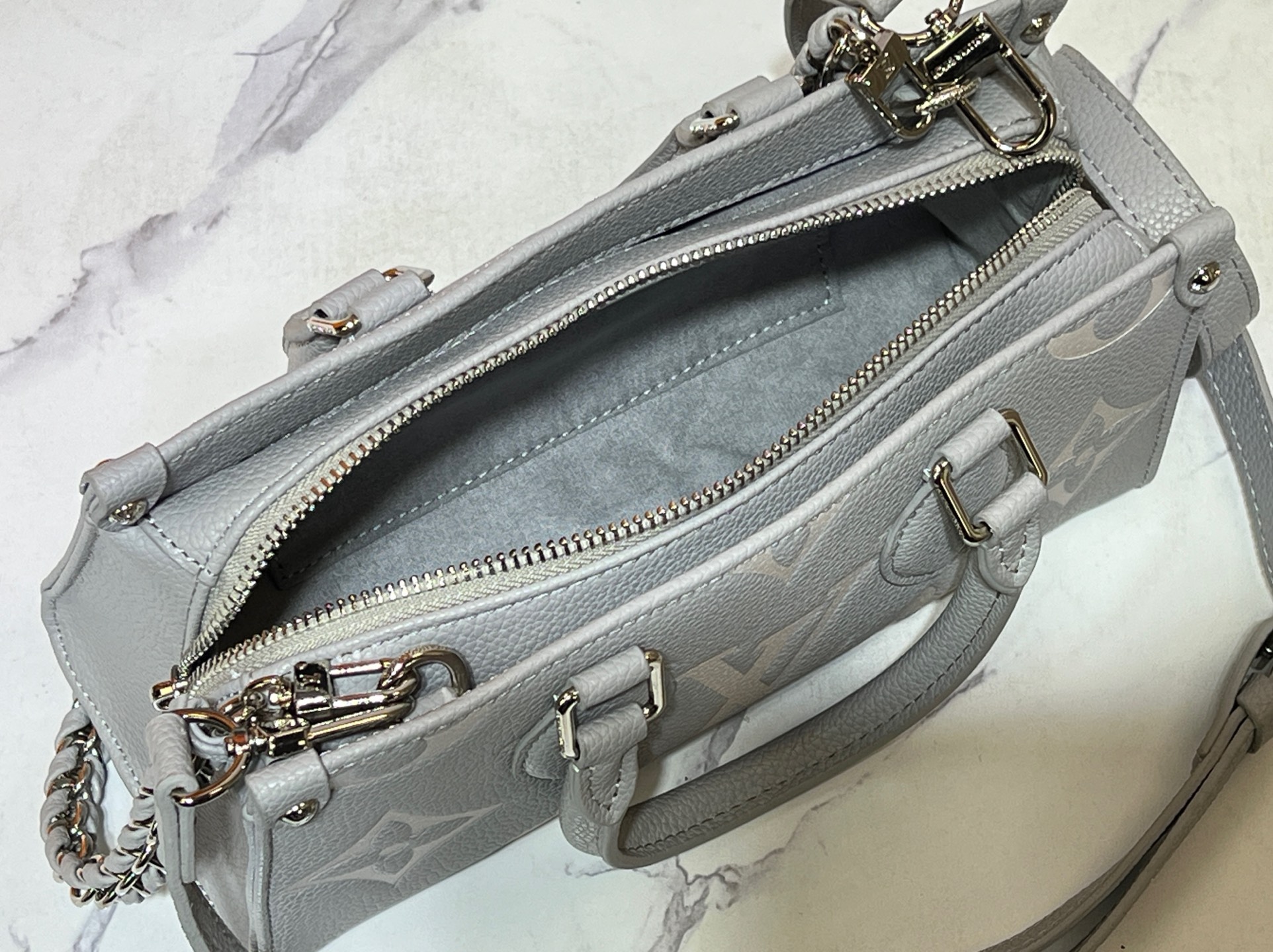 M14213、M14236、M46653。この OnTheGo East West ハンドバッグは、LV Milky Way シリーズのものです。