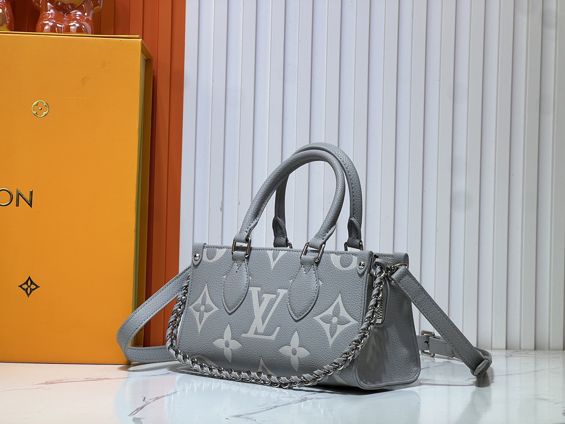 M14213、M14236、M46653。この OnTheGo East West ハンドバッグは、LV Milky Way シリーズのものです。