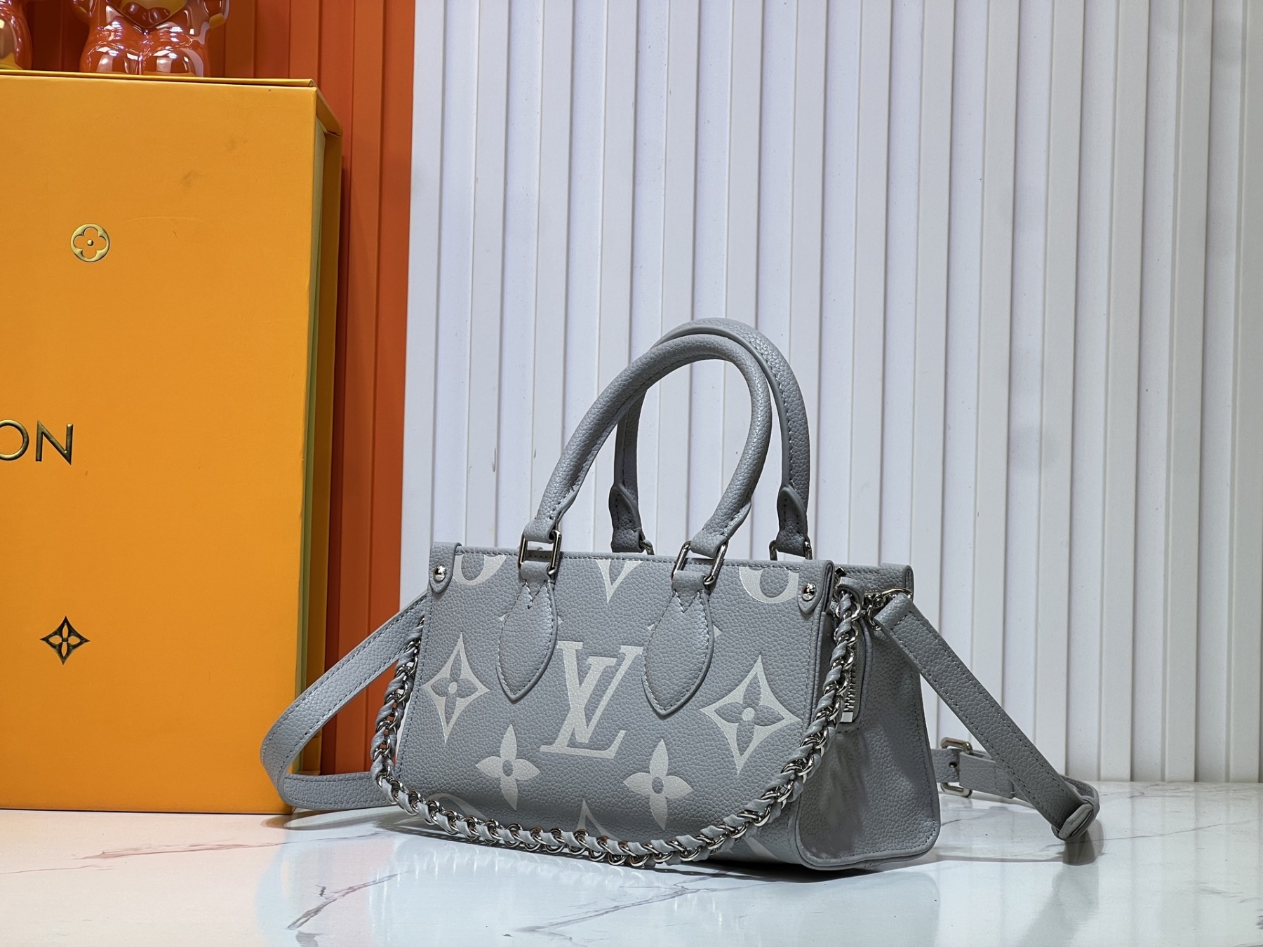 M14213、M14236、M46653。この OnTheGo East West ハンドバッグは、LV Milky Way シリーズのものです。