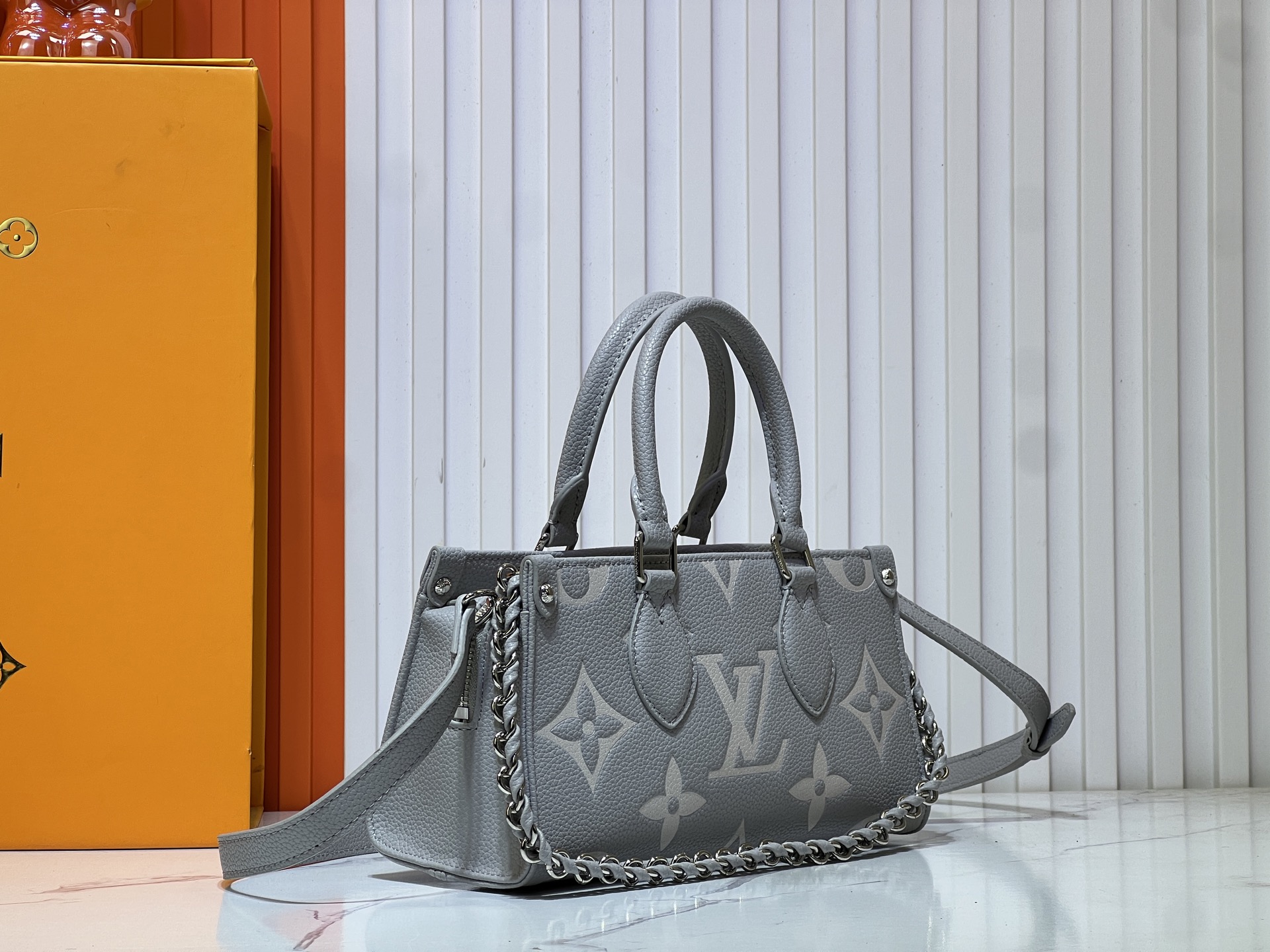 M14213、M14236、M46653。この OnTheGo East West ハンドバッグは、LV Milky Way シリーズのものです。