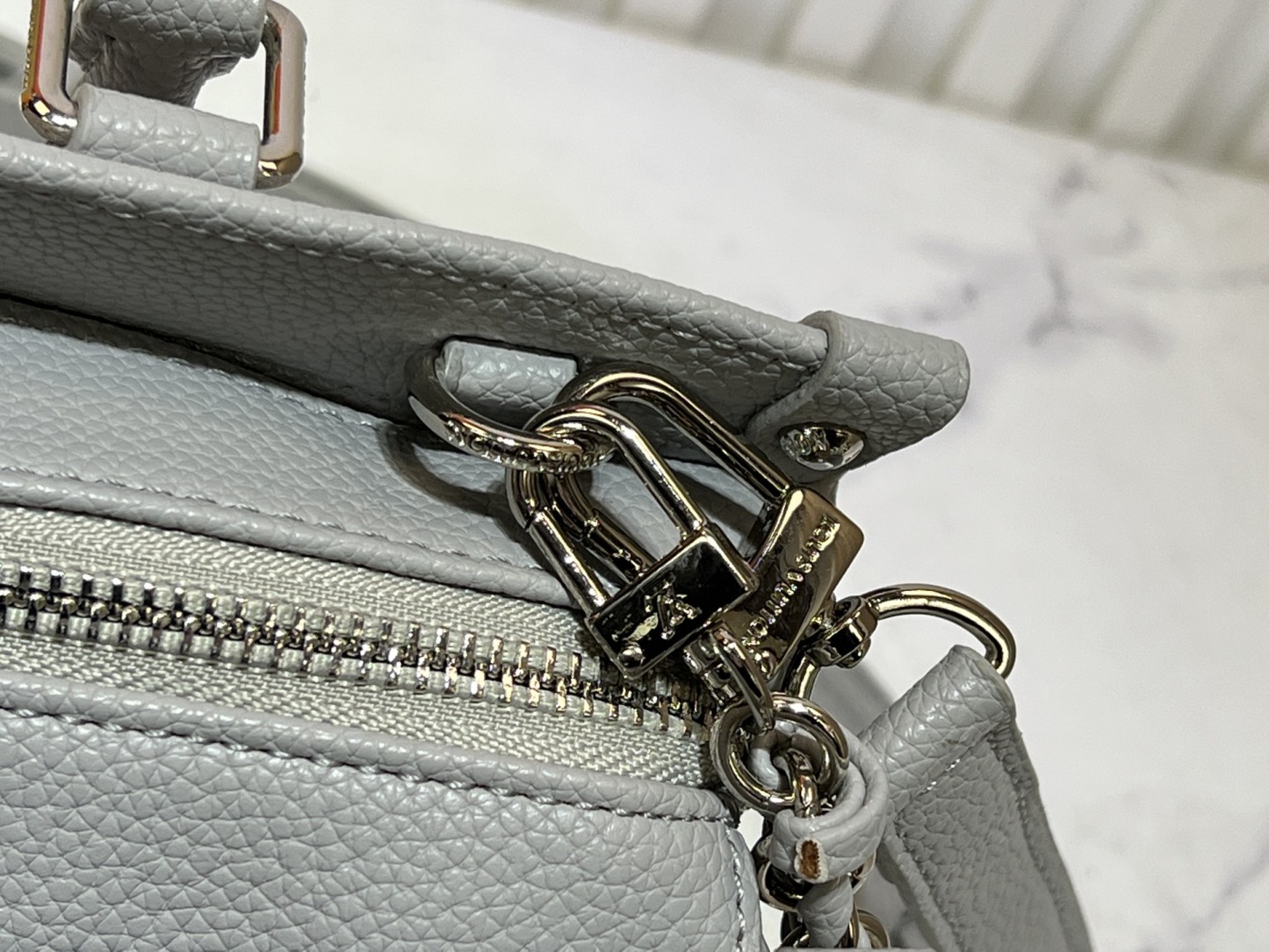 M14213、M14236、M46653。この OnTheGo East West ハンドバッグは、LV Milky Way シリーズのものです。