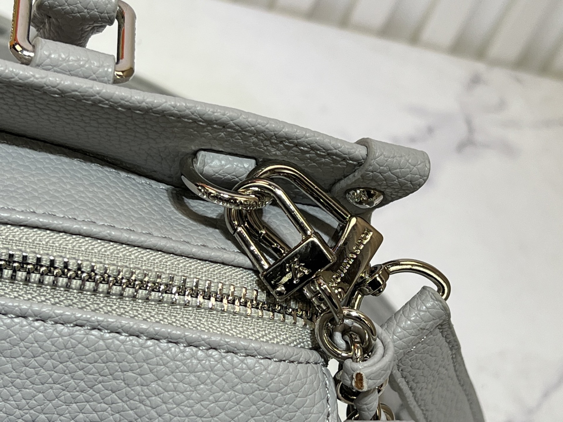 M14213、M14236、M46653。この OnTheGo East West ハンドバッグは、LV Milky Way シリーズのものです。