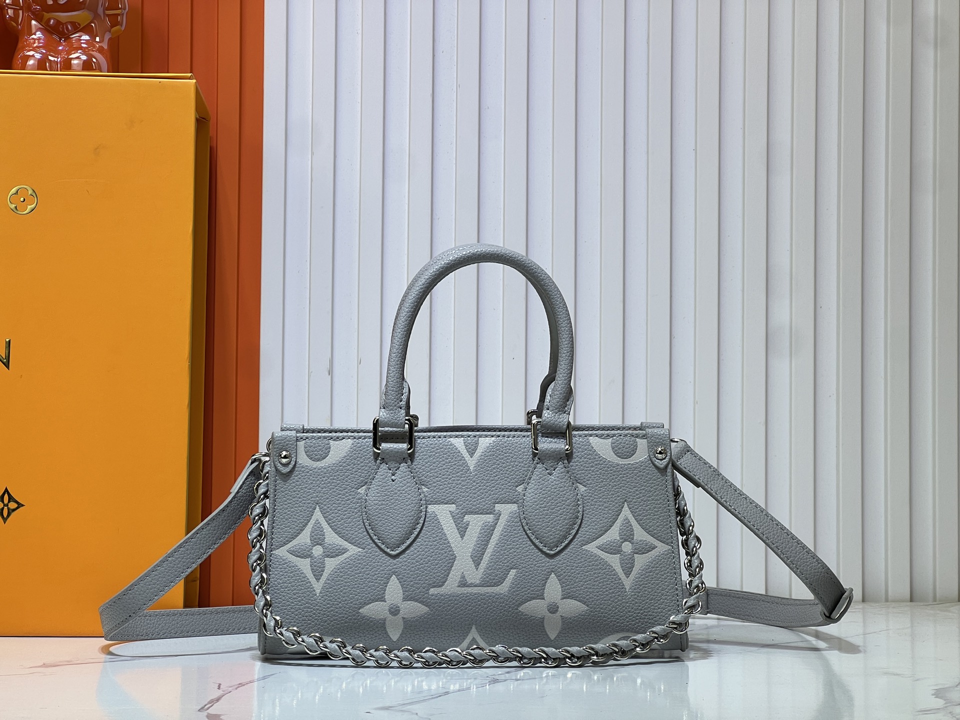 M14213、M14236、M46653。この OnTheGo East West ハンドバッグは、LV Milky Way シリーズのものです。