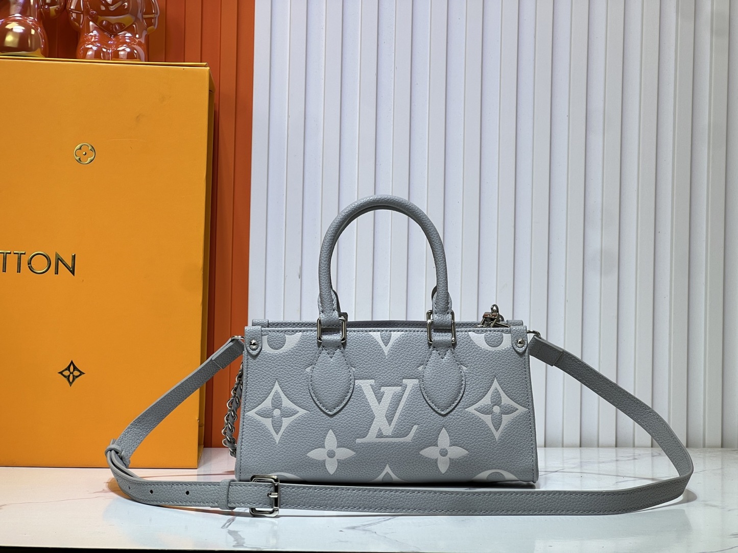 M14213、M14236、M46653。この OnTheGo East West ハンドバッグは、LV Milky Way シリーズのものです。