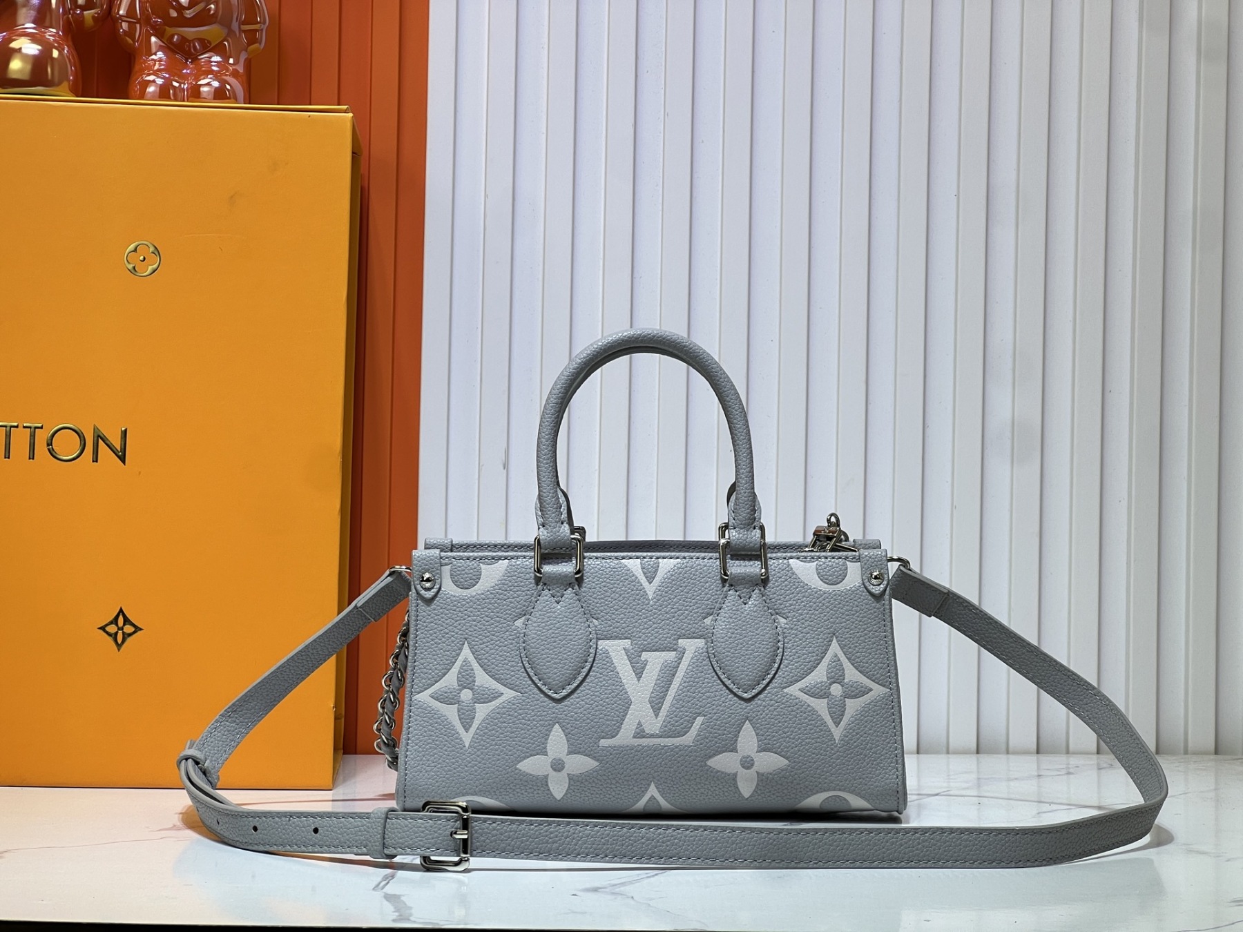 M14213、M14236、M46653。この OnTheGo East West ハンドバッグは、LV Milky Way シリーズのものです。